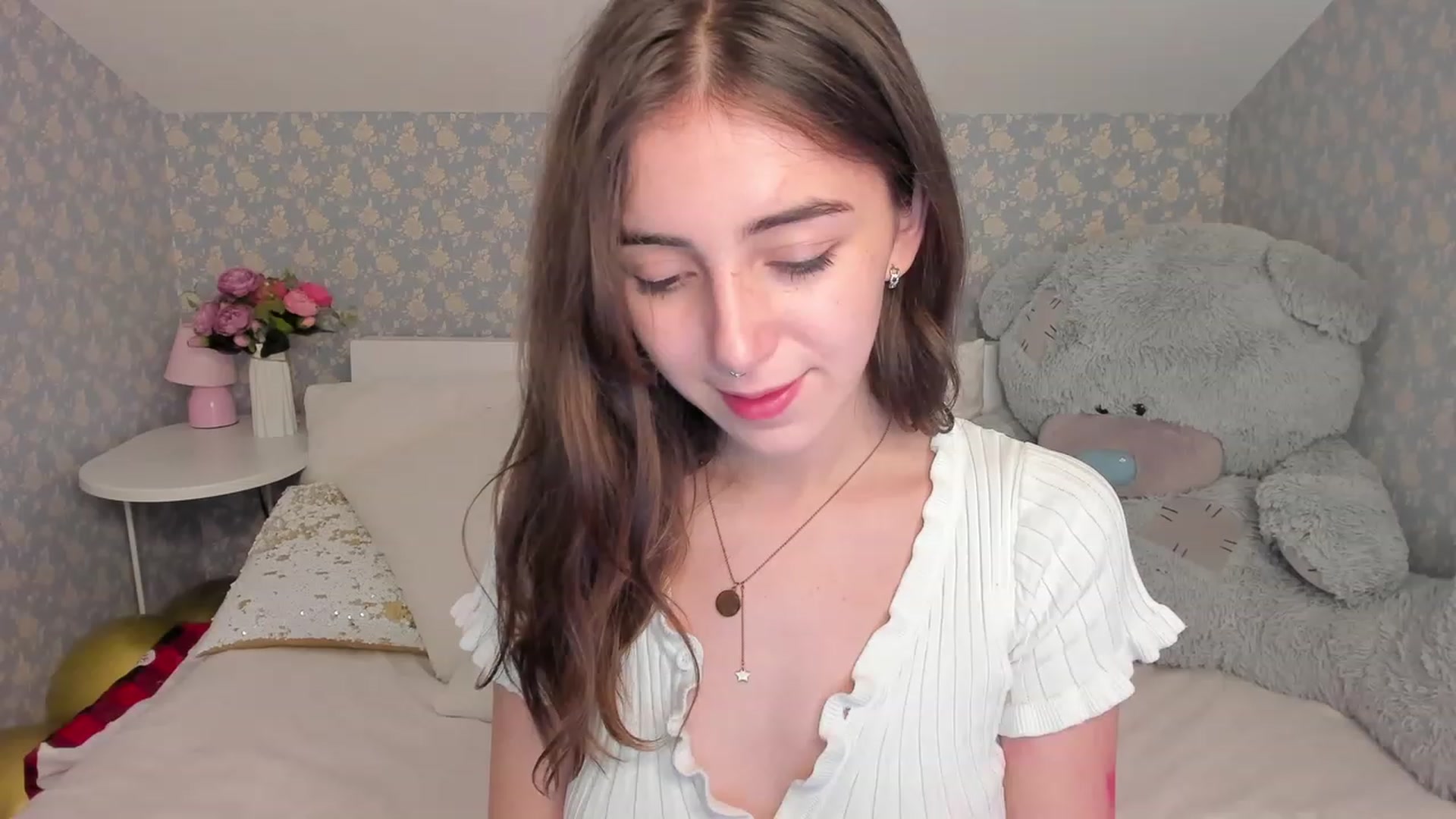 Gallery image thumbnail from ElsaYoung's myfreecams stream on, 12/18/2022, 11:59 image 10 of 20