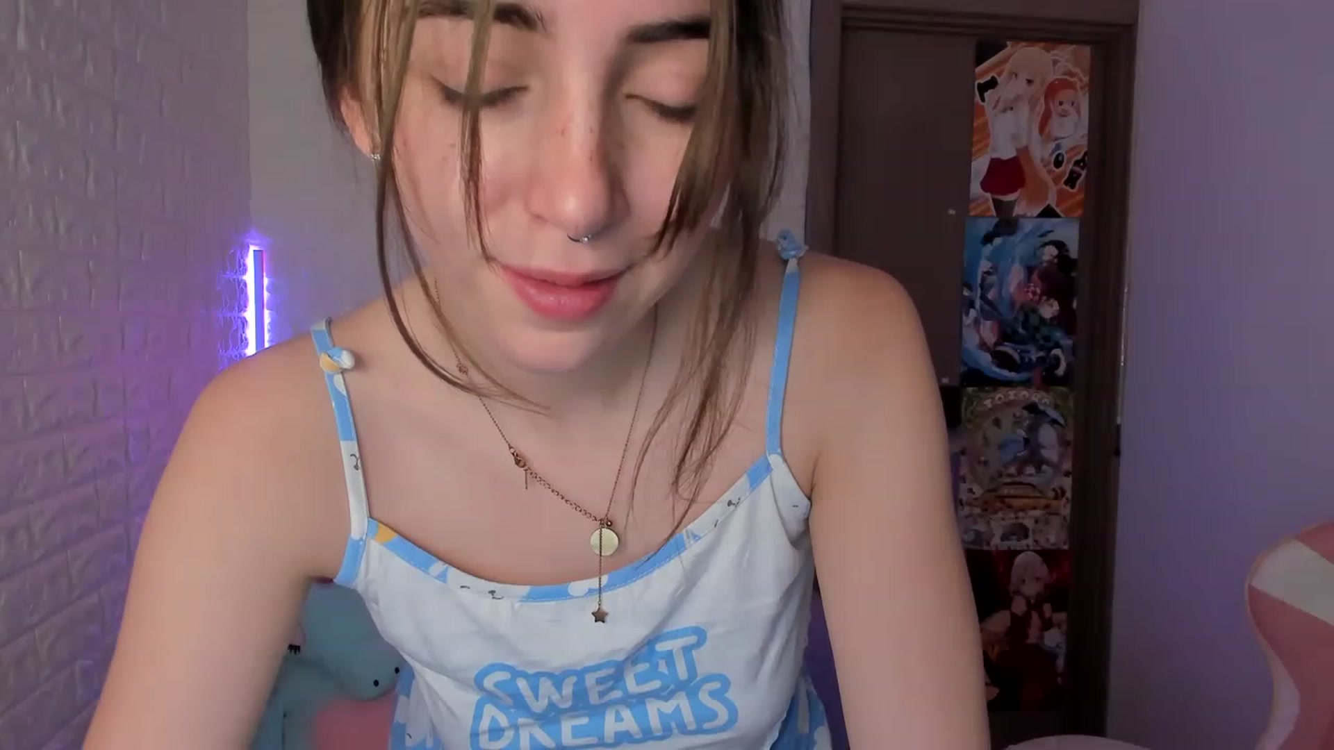 Gallery image thumbnail from ElsaYoung's myfreecams stream on, 12/22/2022, 08:07 image 9 of 20