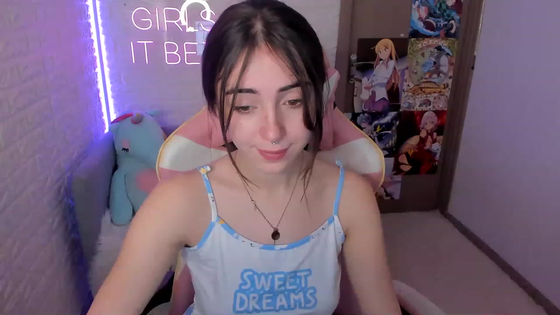 Gallery image thumbnail from ElsaYoung's myfreecams stream on, 12/22/2022, 08:07 image 15 of 20