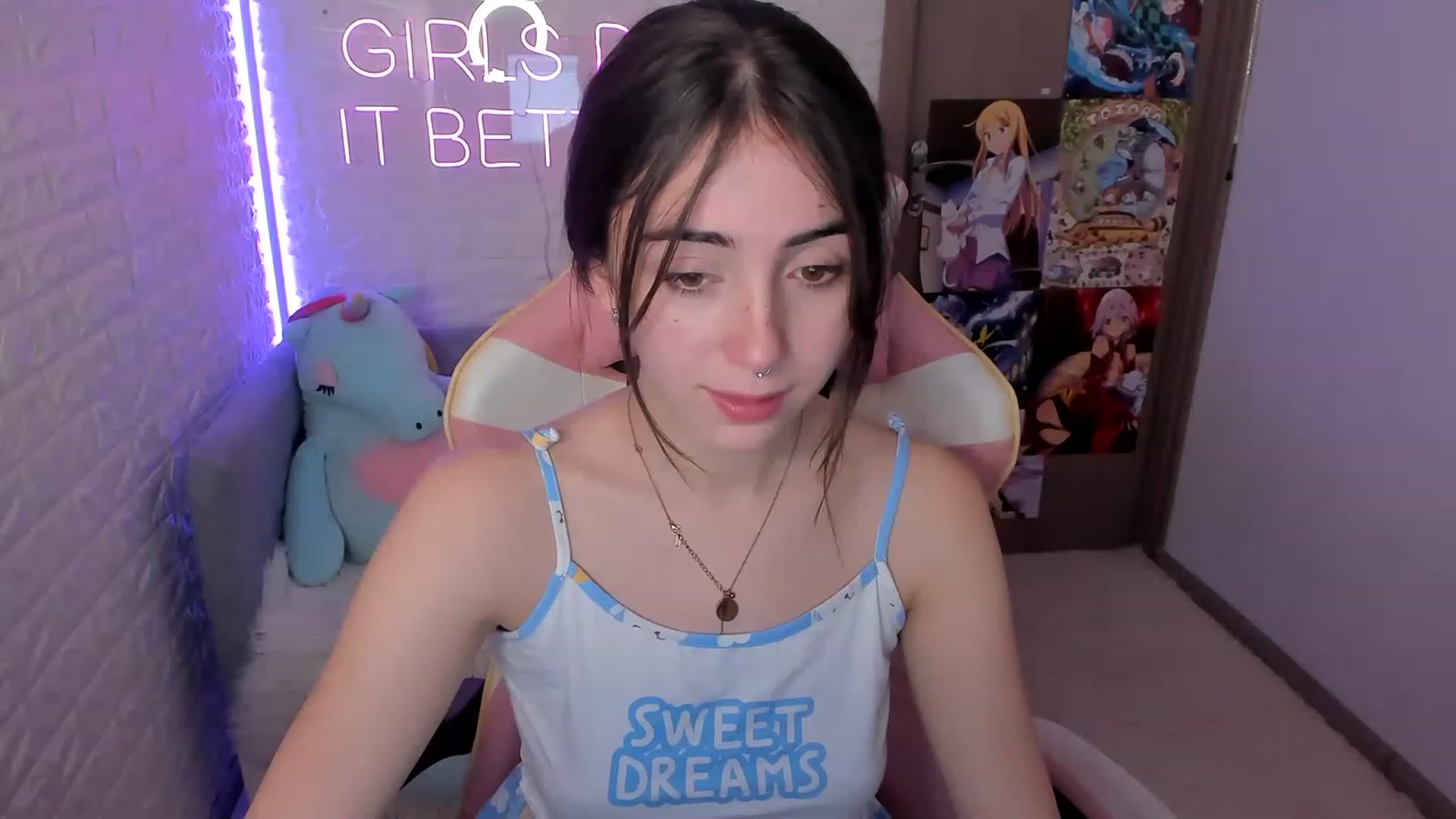 Gallery image thumbnail from ElsaYoung's myfreecams stream on, 12/22/2022, 08:07 image 14 of 20