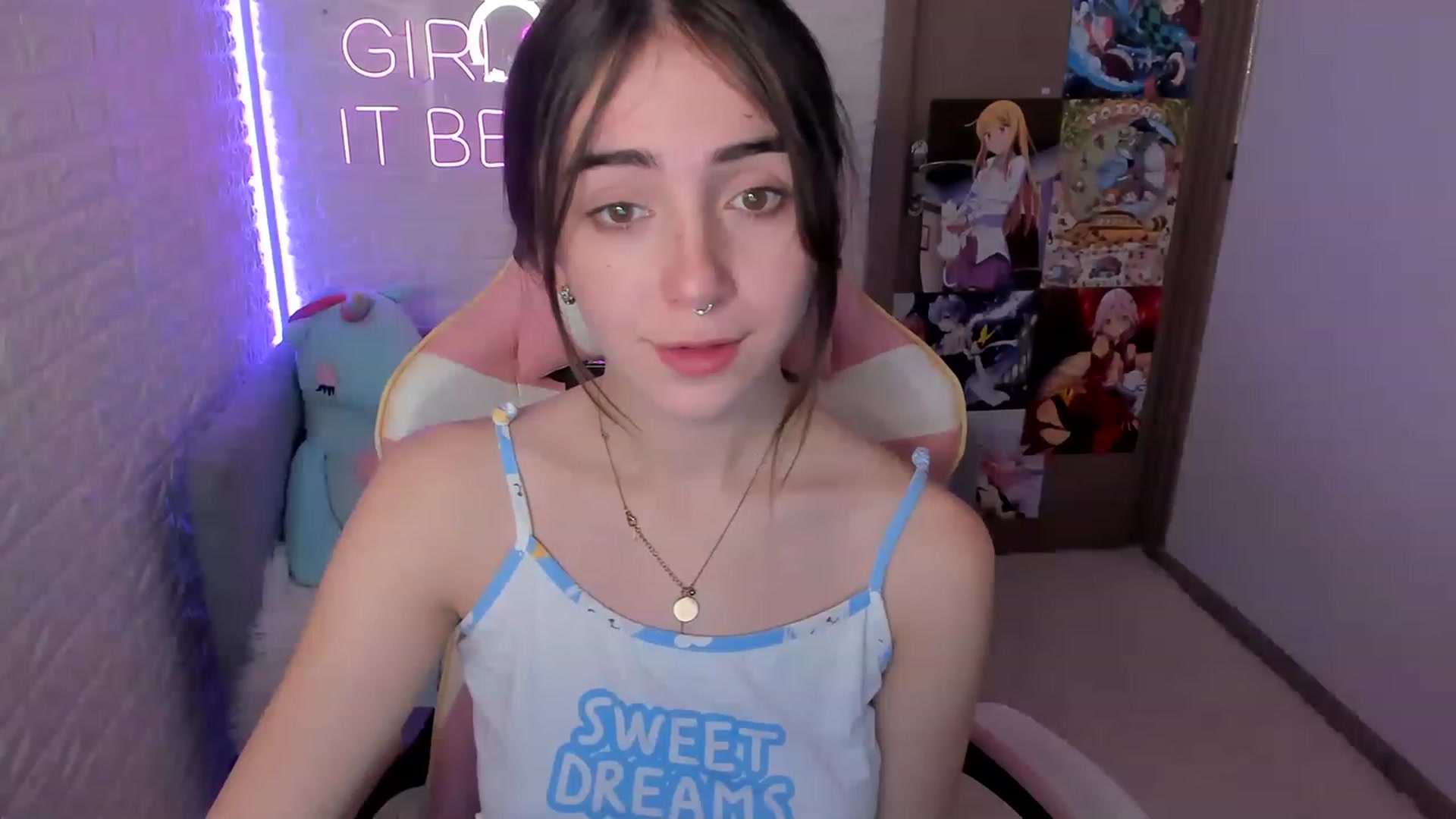 Gallery image thumbnail from ElsaYoung's myfreecams stream on, 12/22/2022, 08:07 image 12 of 20