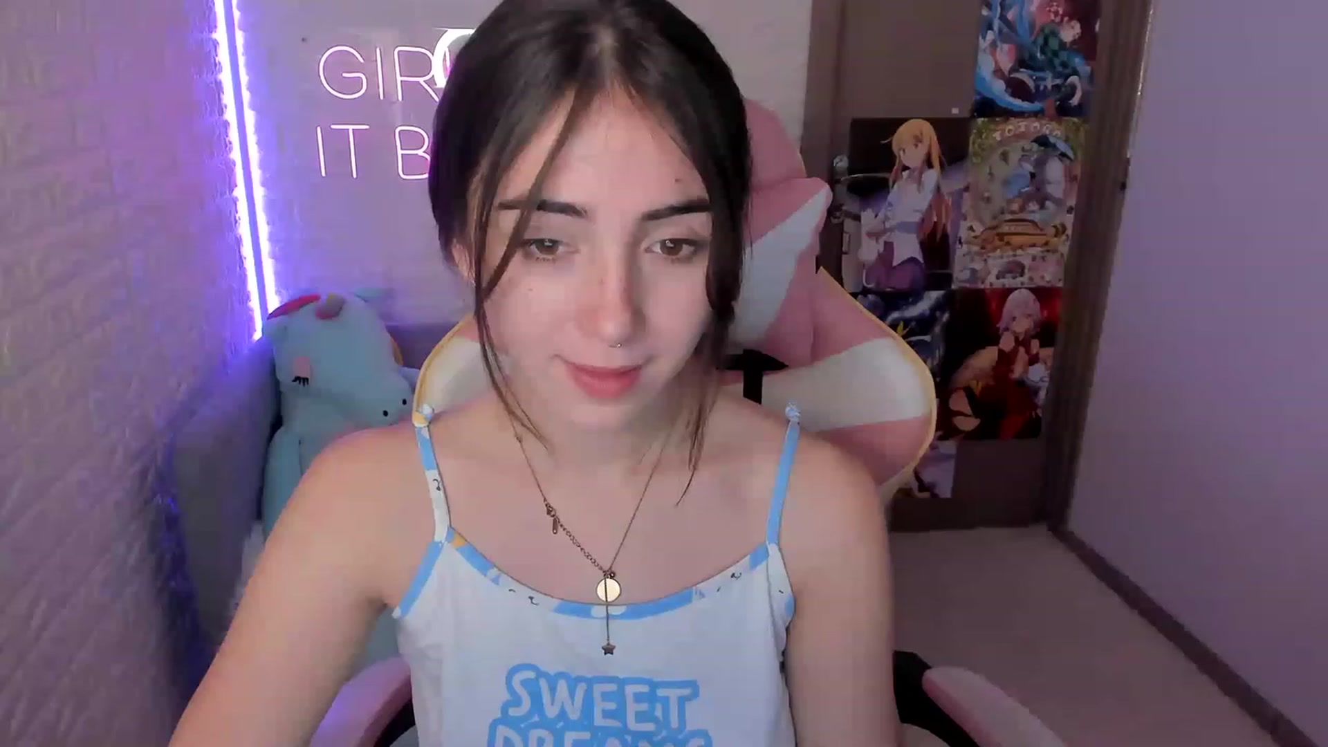 Gallery image thumbnail from ElsaYoung's myfreecams stream on, 12/22/2022, 08:07 image 5 of 20