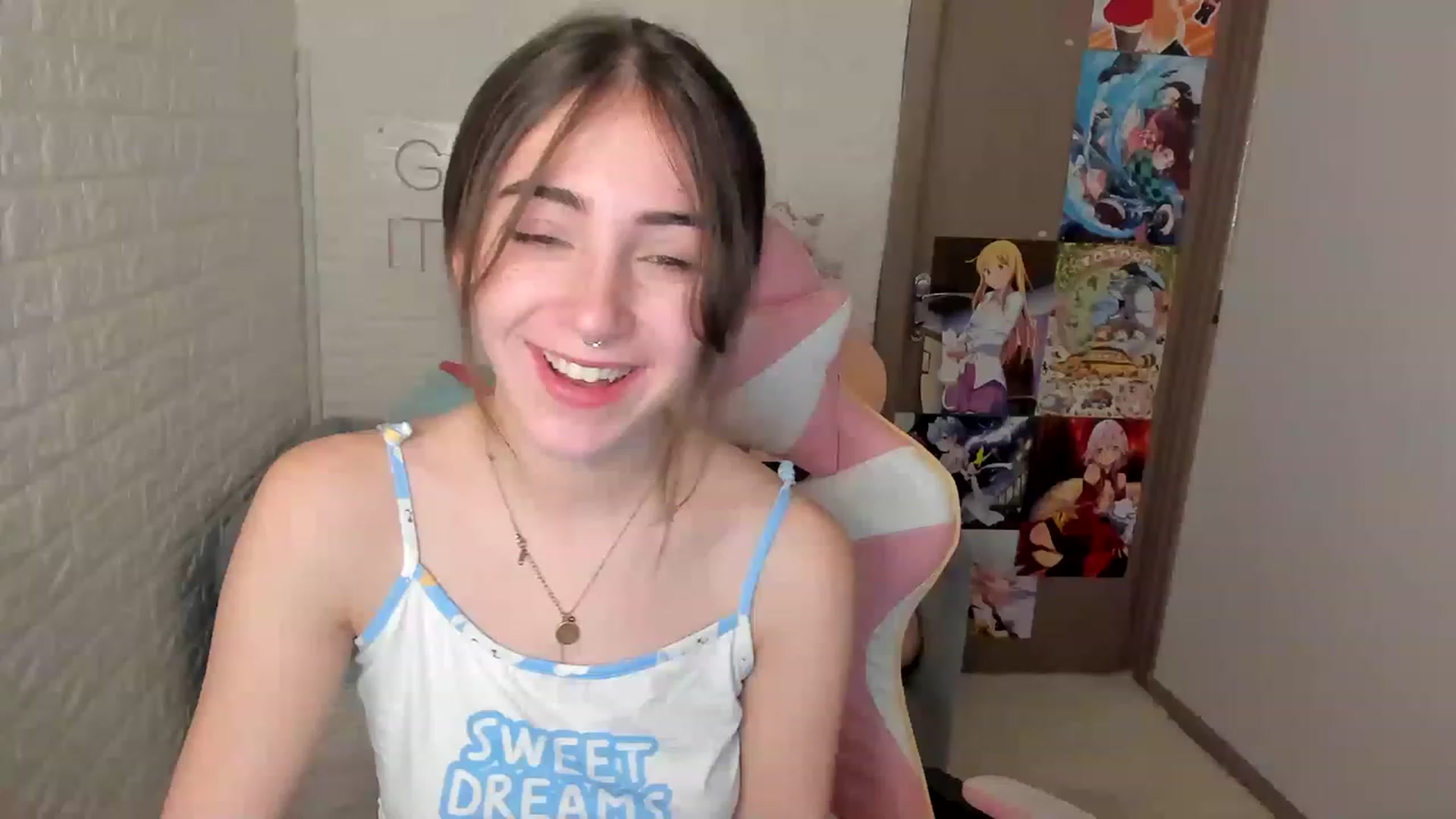 Gallery image thumbnail from ElsaYoung's myfreecams stream on, 12/22/2022, 08:07 image 3 of 20