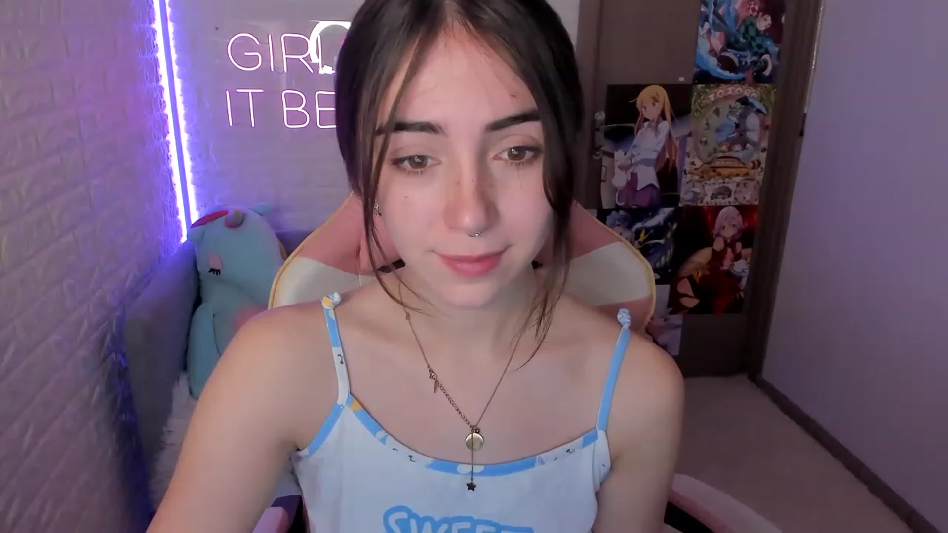 Gallery image thumbnail from ElsaYoung's myfreecams stream on, 12/22/2022, 08:07 image 7 of 20