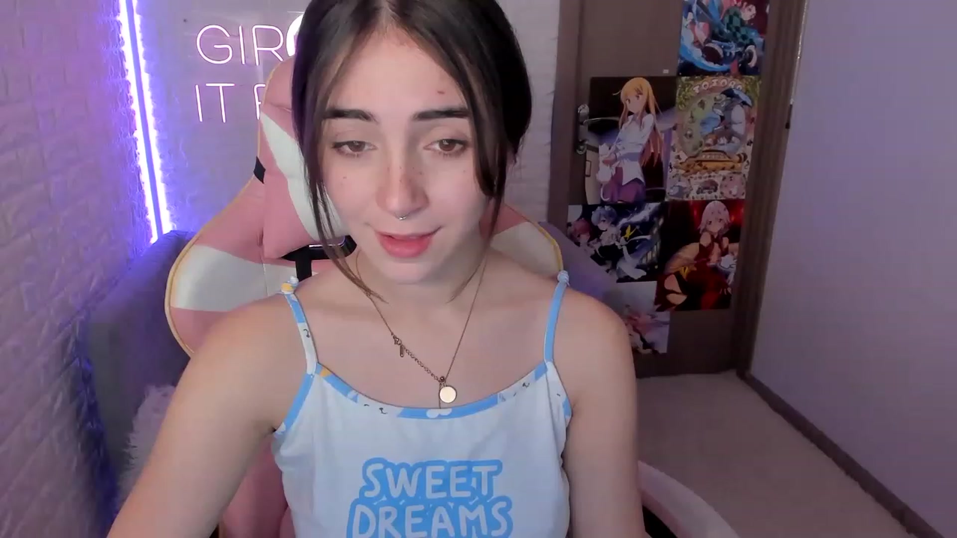 Gallery image thumbnail from ElsaYoung's myfreecams stream on, 12/22/2022, 08:07 image 18 of 20