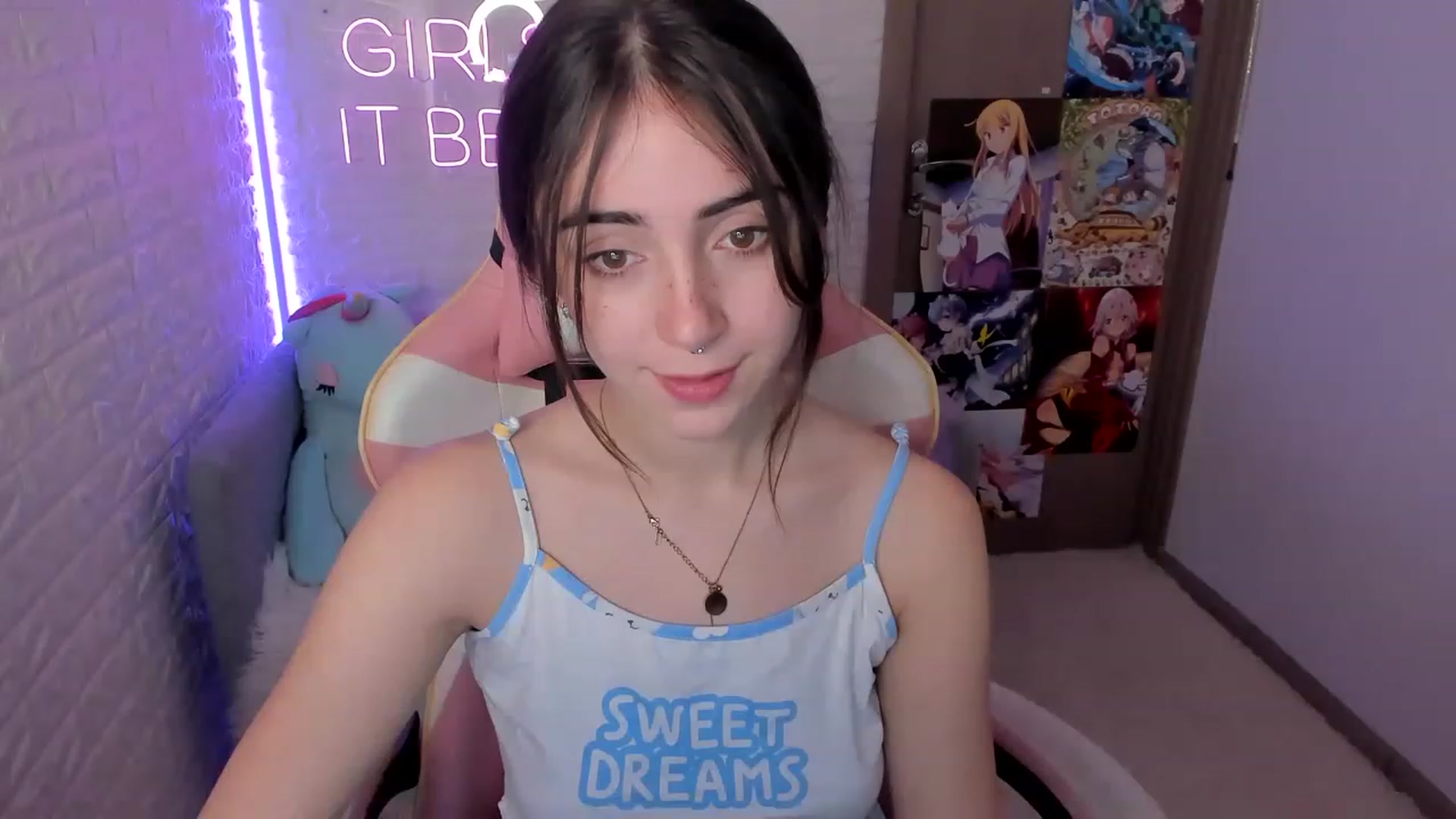 Gallery image thumbnail from ElsaYoung's myfreecams stream on, 12/22/2022, 08:07 image 11 of 20