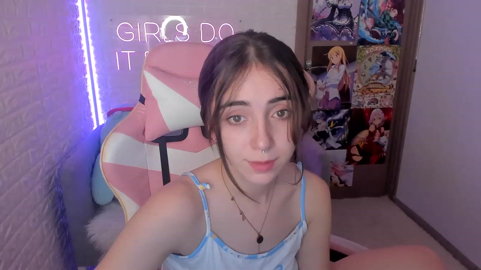 Gallery image thumbnail from ElsaYoung's myfreecams stream on, 12/22/2022, 12:12 image 11 of 20