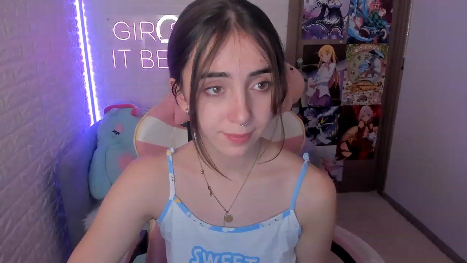 Gallery image thumbnail from ElsaYoung's myfreecams stream on, 12/22/2022, 12:12 image 19 of 20
