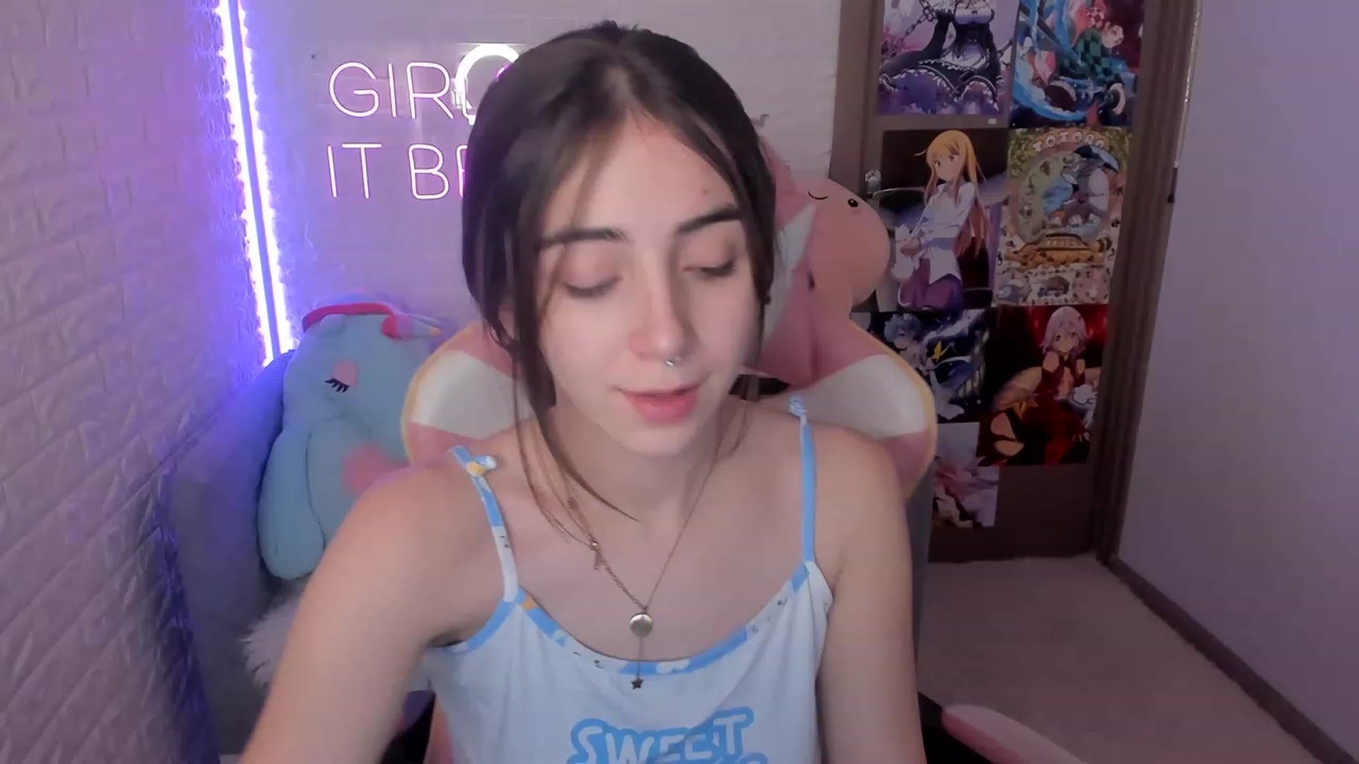 Gallery image thumbnail from ElsaYoung's myfreecams stream on, 12/22/2022, 12:12 image 1 of 20