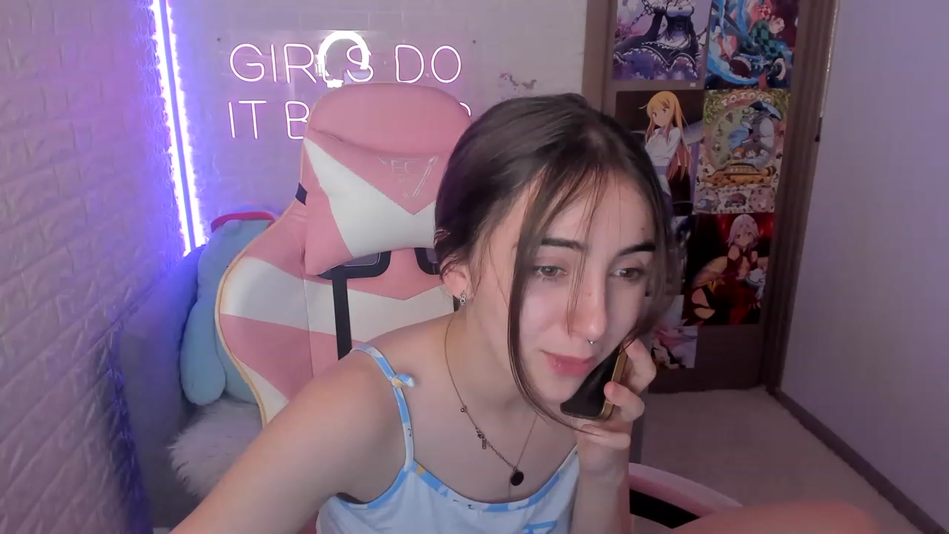 Gallery image thumbnail from ElsaYoung's myfreecams stream on, 12/22/2022, 12:12 image 6 of 20