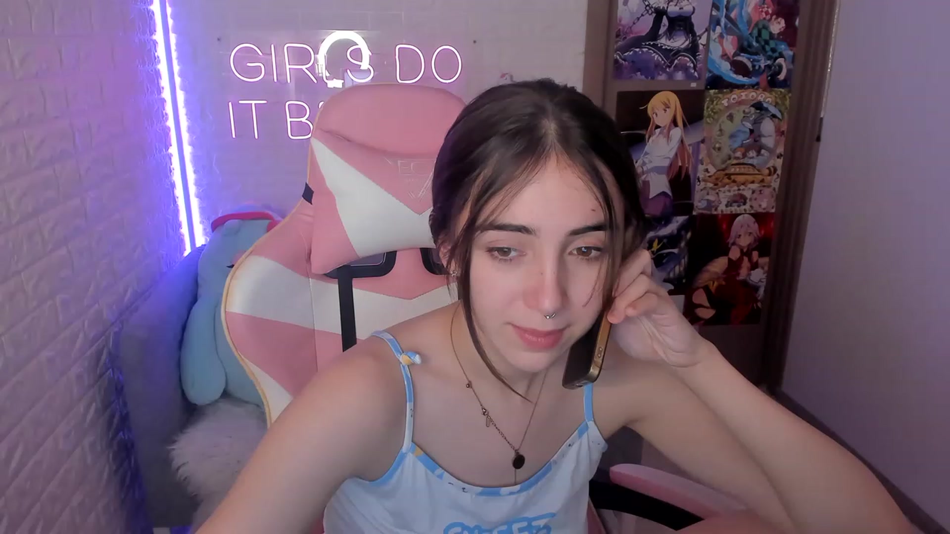 Gallery image thumbnail from ElsaYoung's myfreecams stream on, 12/22/2022, 12:12 image 8 of 20