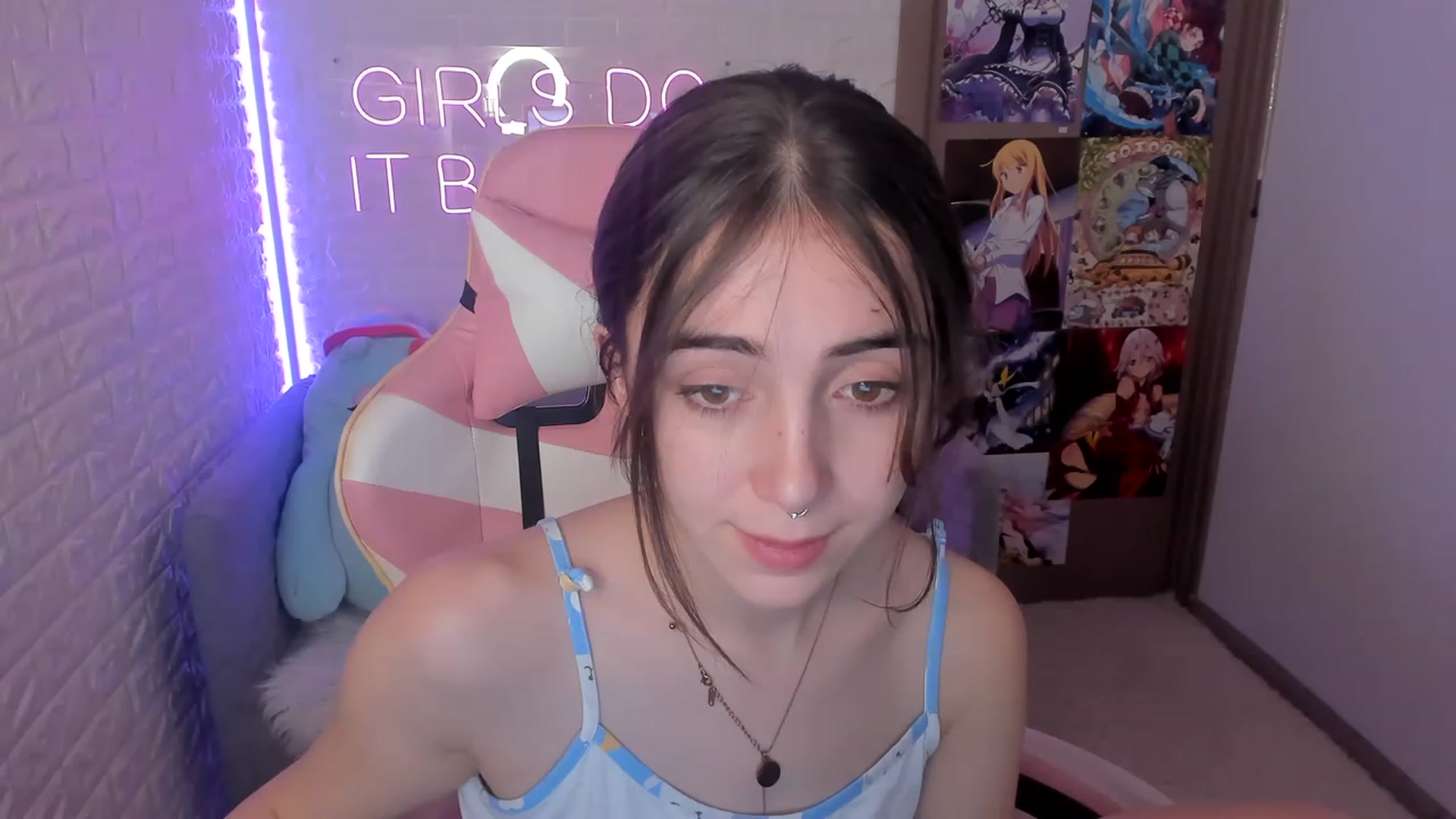 Gallery image thumbnail from ElsaYoung's myfreecams stream on, 12/22/2022, 12:12 image 16 of 20