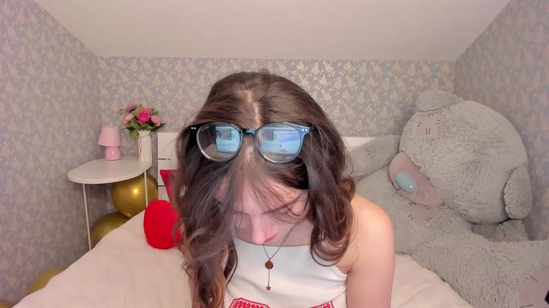 Gallery image thumbnail from ElsaYoung's myfreecams stream on, 12/23/2022, 08:25 image 10 of 20