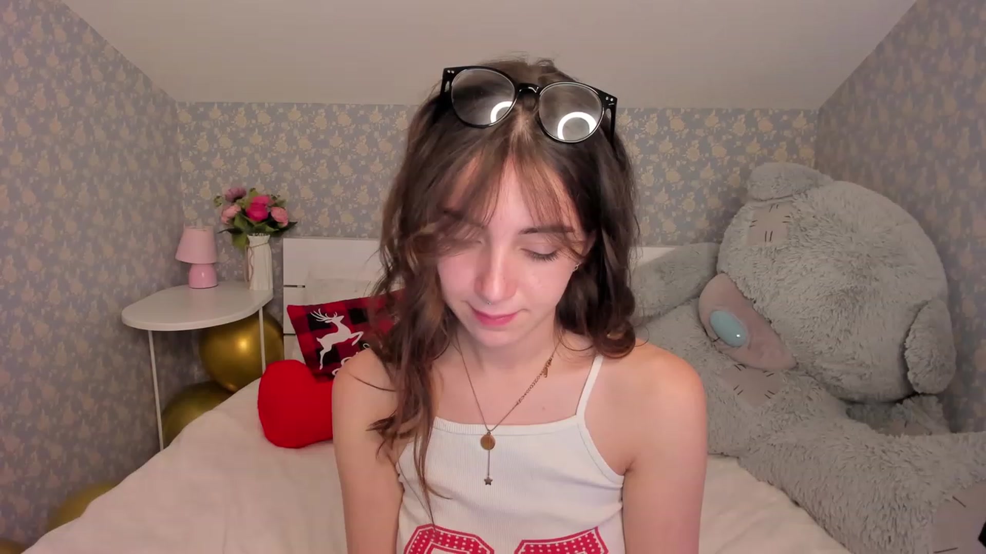 Gallery image thumbnail from ElsaYoung's myfreecams stream on, 12/23/2022, 08:25 image 9 of 20