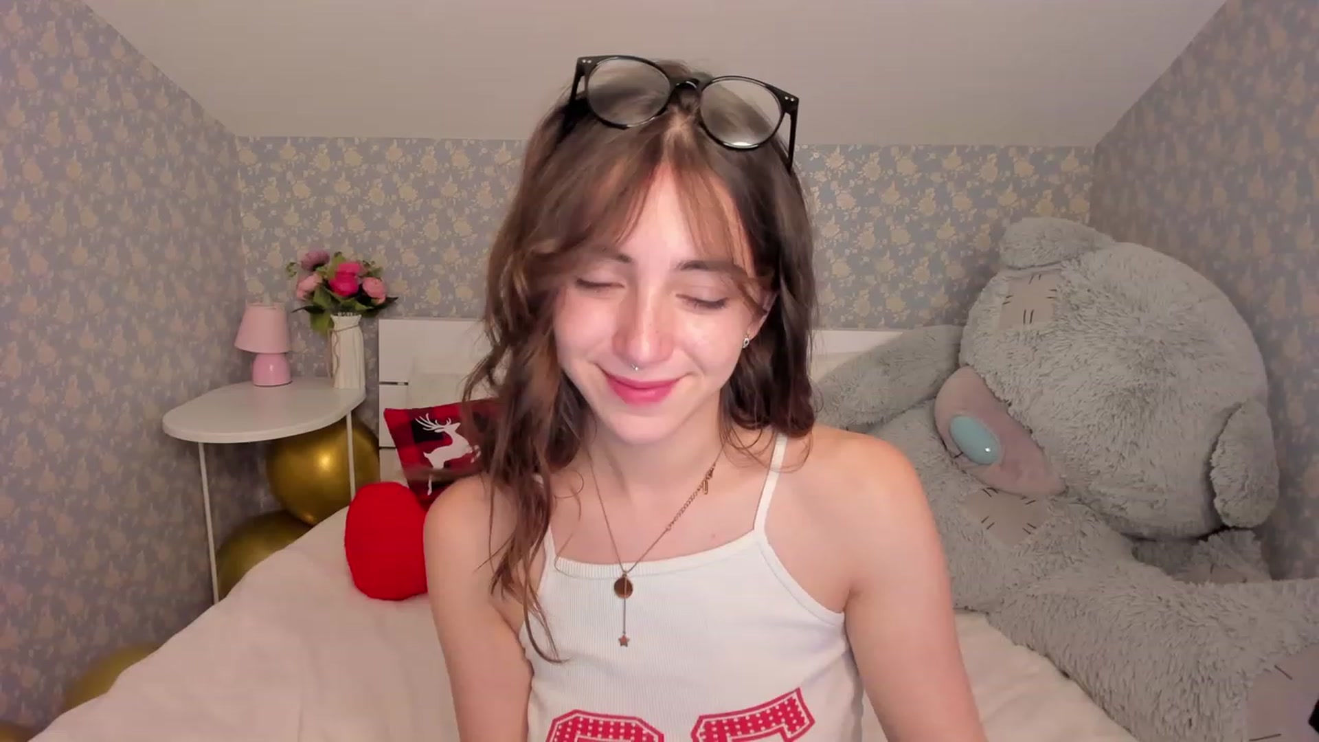 Gallery image thumbnail from ElsaYoung's myfreecams stream on, 12/23/2022, 08:25 image 8 of 20