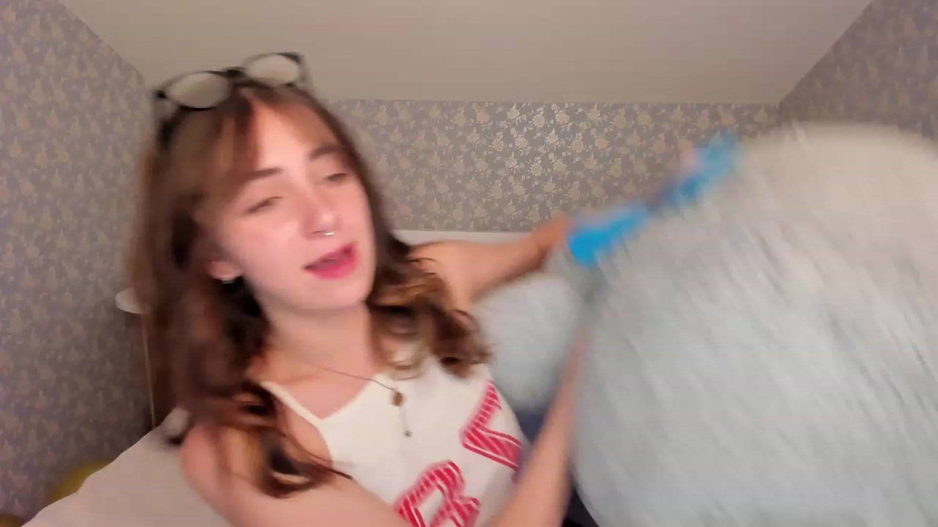 Gallery image thumbnail from ElsaYoung's myfreecams stream on, 12/23/2022, 08:25 image 11 of 20