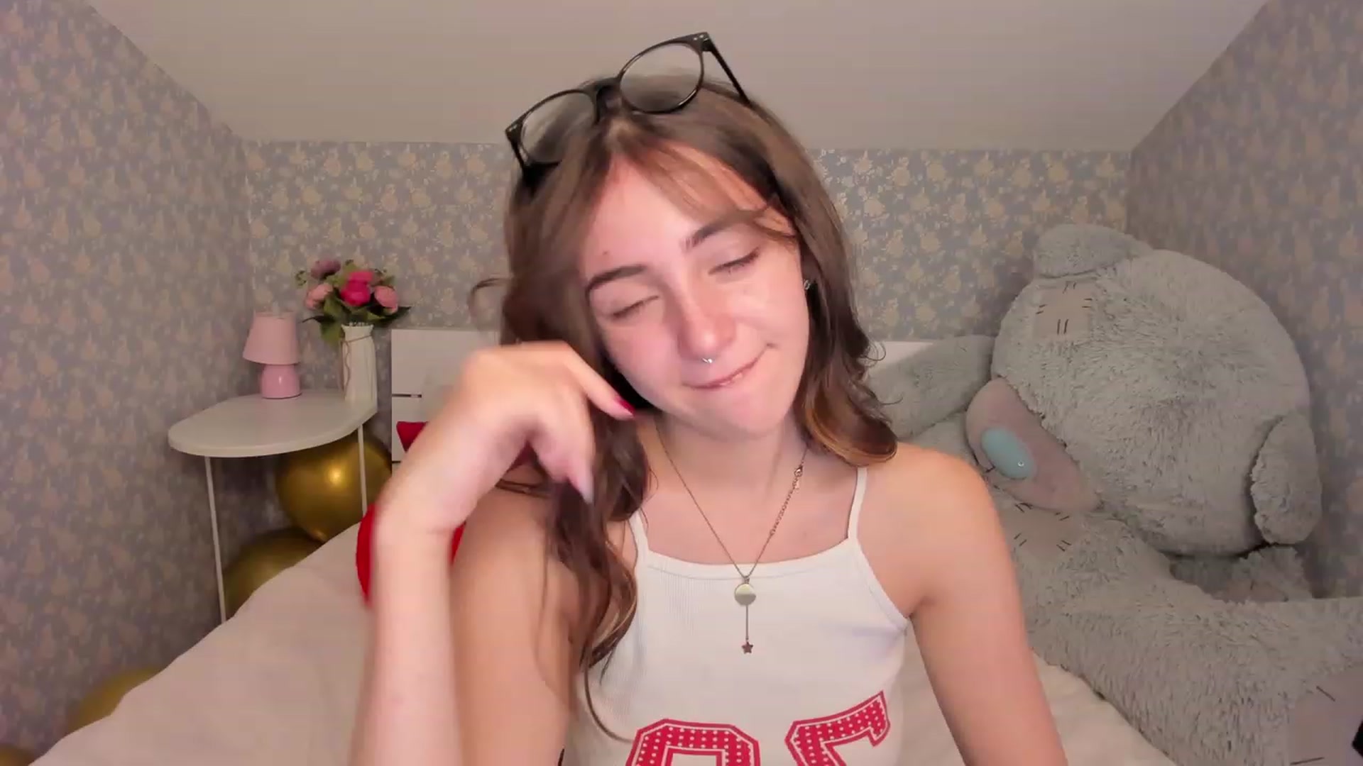 Gallery image thumbnail from ElsaYoung's myfreecams stream on, 12/23/2022, 08:25 image 6 of 20
