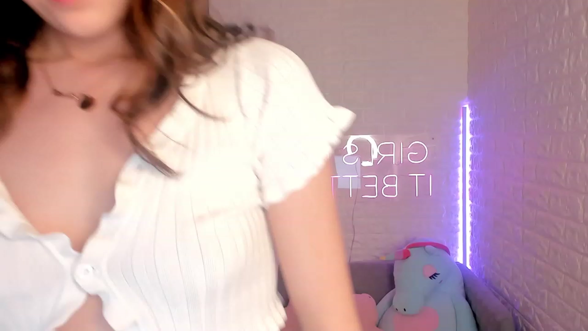 Gallery image thumbnail from ElsaYoung's myfreecams stream on, 12/24/2022, 14:16 image 3 of 20