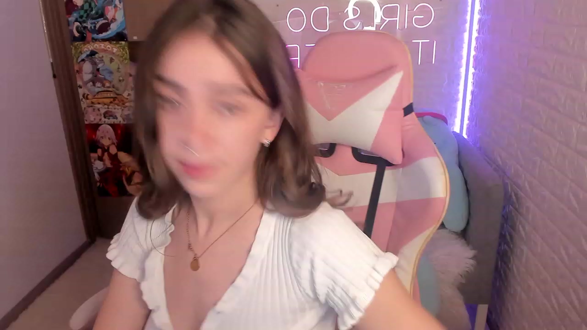 Gallery image thumbnail from ElsaYoung's myfreecams stream on, 12/24/2022, 14:16 image 1 of 20