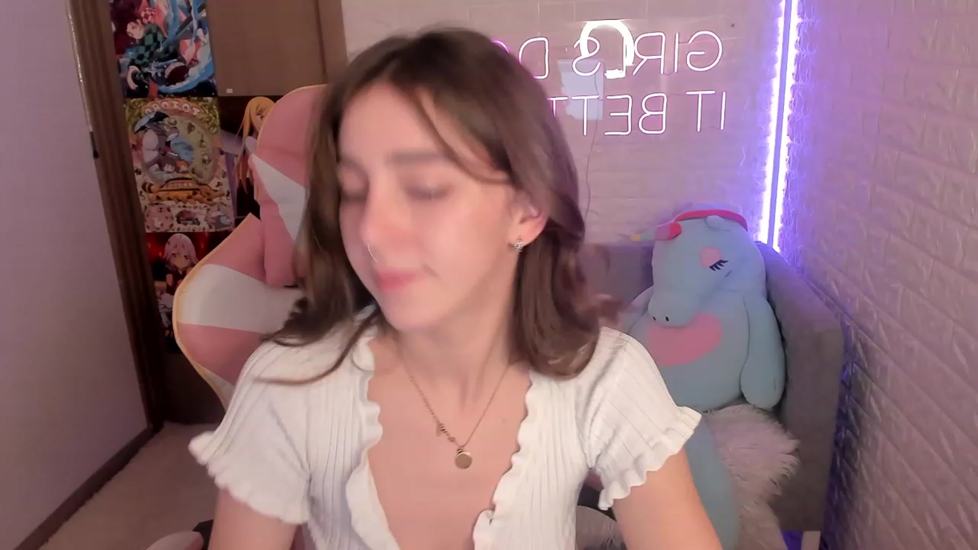Gallery image thumbnail from ElsaYoung's myfreecams stream on, 12/24/2022, 14:16 image 13 of 20