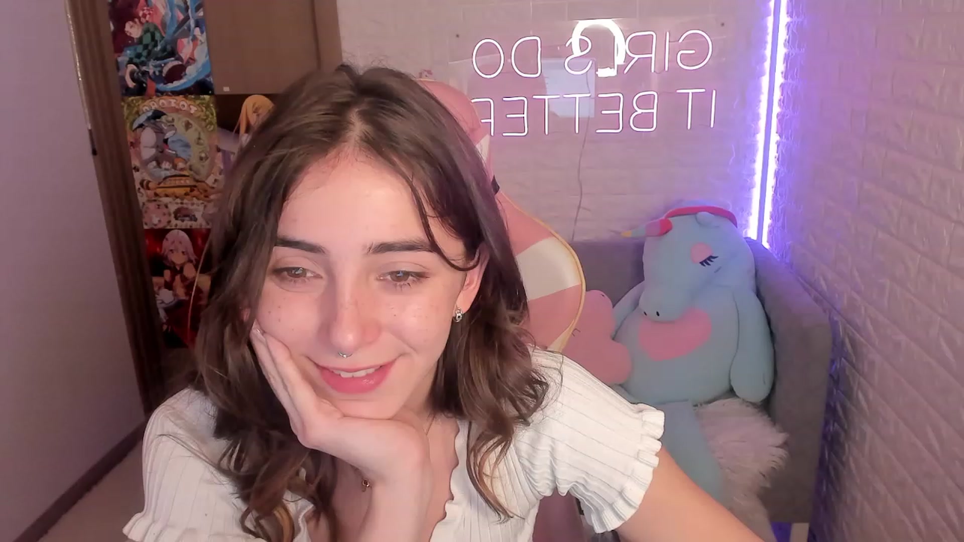 Gallery image thumbnail from ElsaYoung's myfreecams stream on, 12/24/2022, 14:16 image 7 of 20