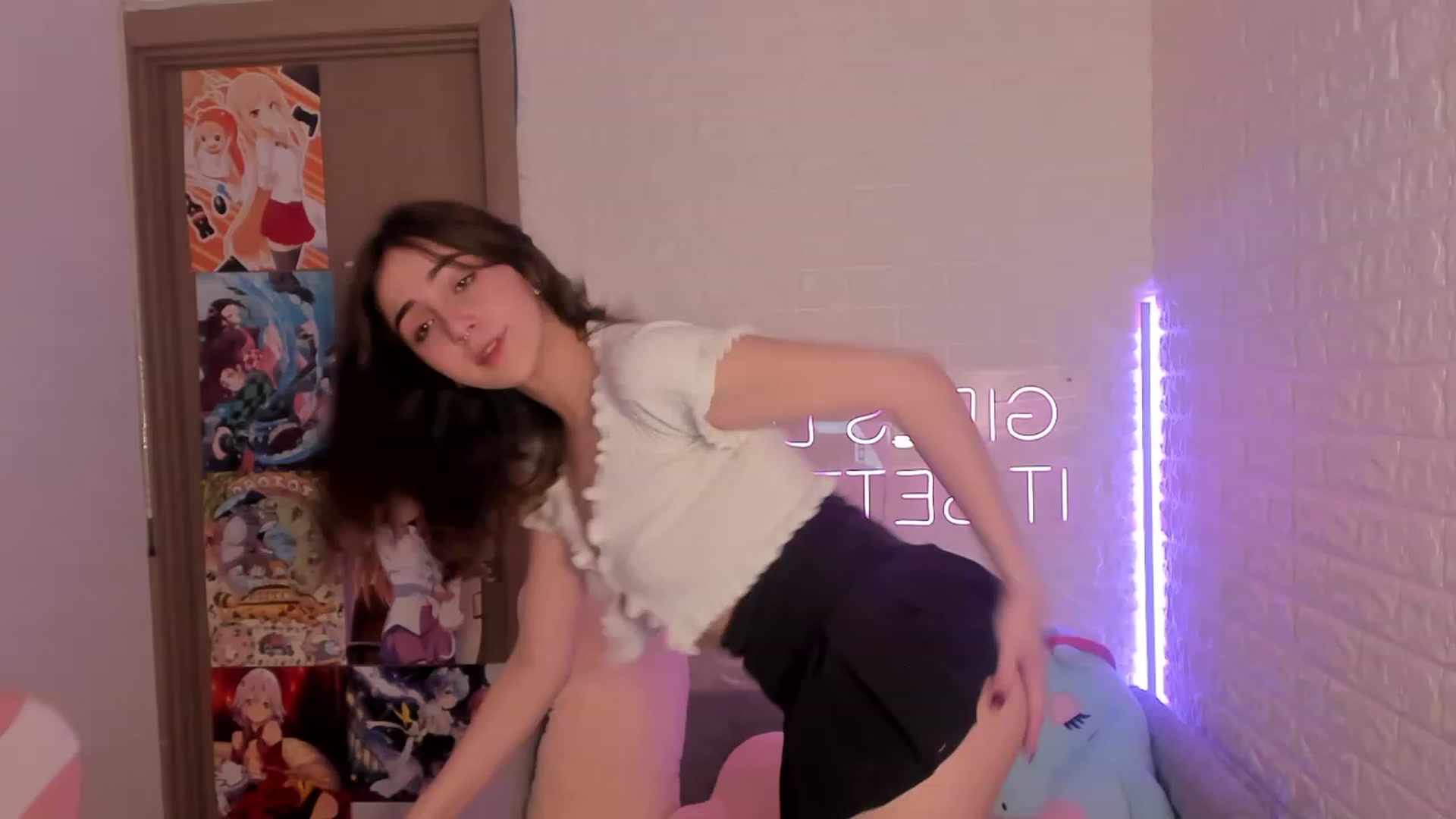 Gallery image thumbnail from ElsaYoung's myfreecams stream on, 12/24/2022, 14:16 image 2 of 20