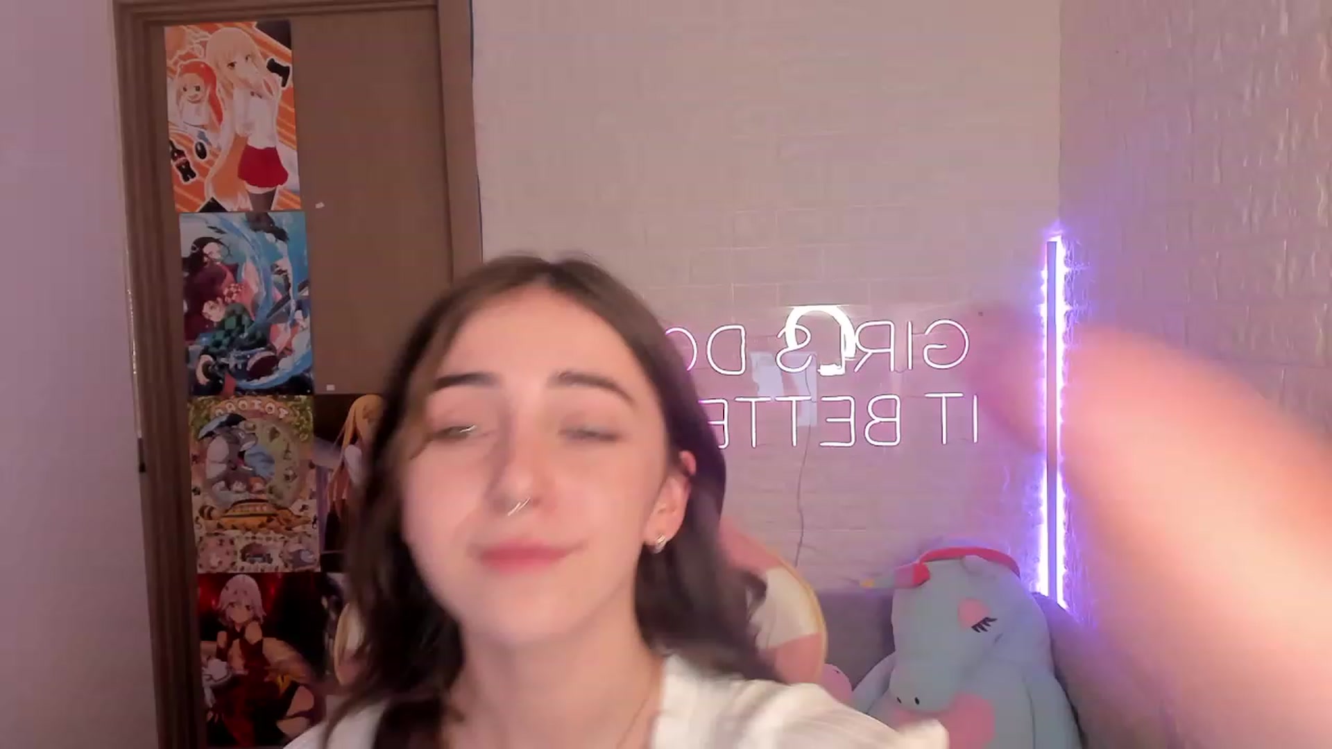 Gallery image thumbnail from ElsaYoung's myfreecams stream on, 12/24/2022, 14:16 image 4 of 20