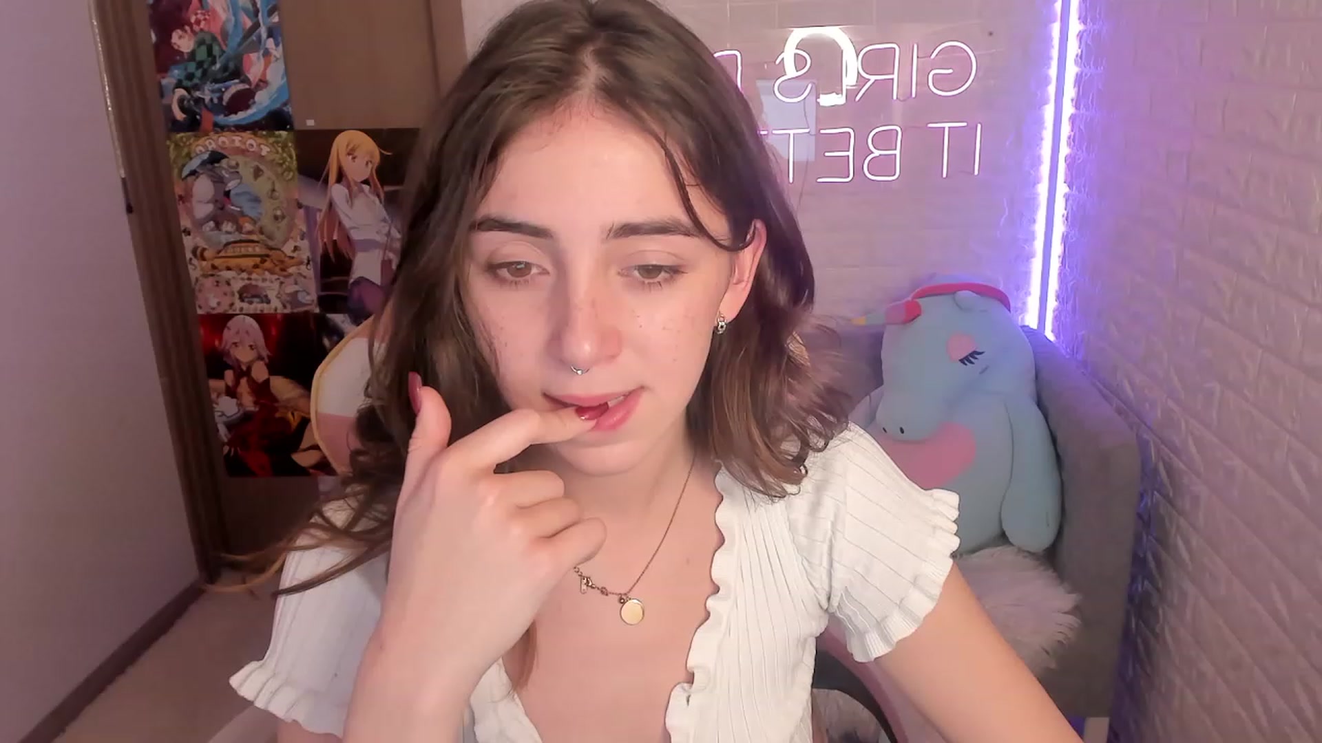 Gallery image thumbnail from ElsaYoung's myfreecams stream on, 12/24/2022, 14:16 image 6 of 20