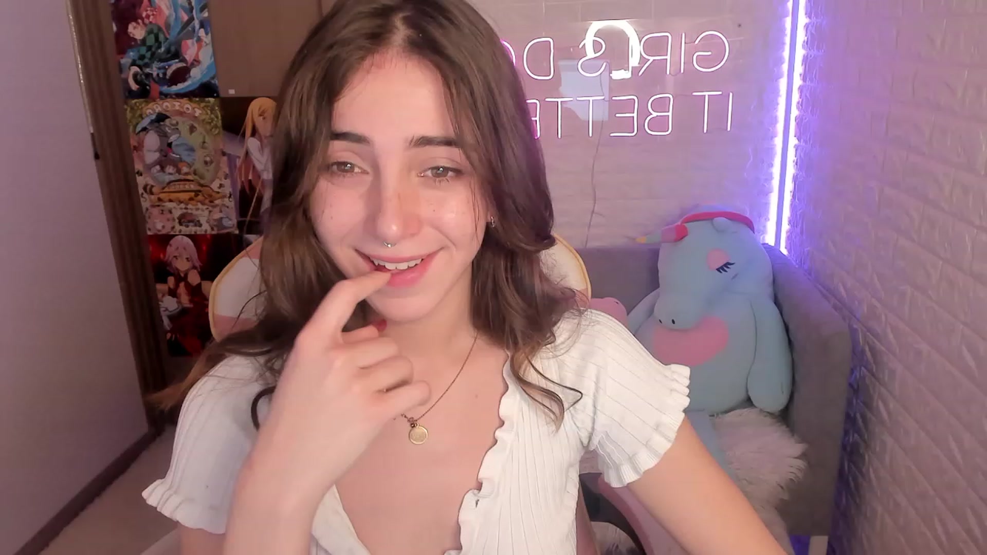 Gallery image thumbnail from ElsaYoung's myfreecams stream on, 12/24/2022, 14:16 image 9 of 20