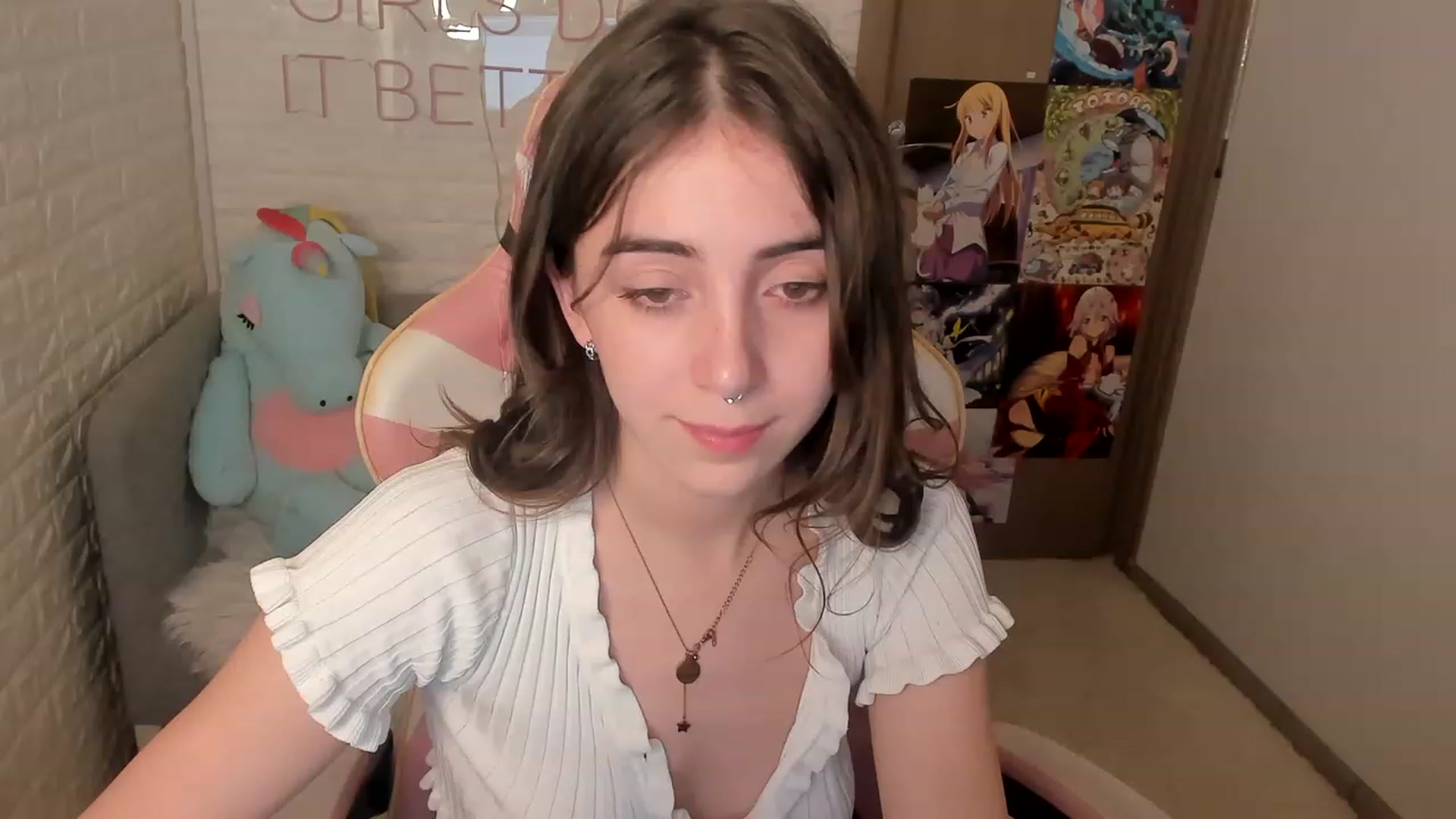 Gallery image thumbnail from ElsaYoung's myfreecams stream on, 12/24/2022, 18:43 image 13 of 20