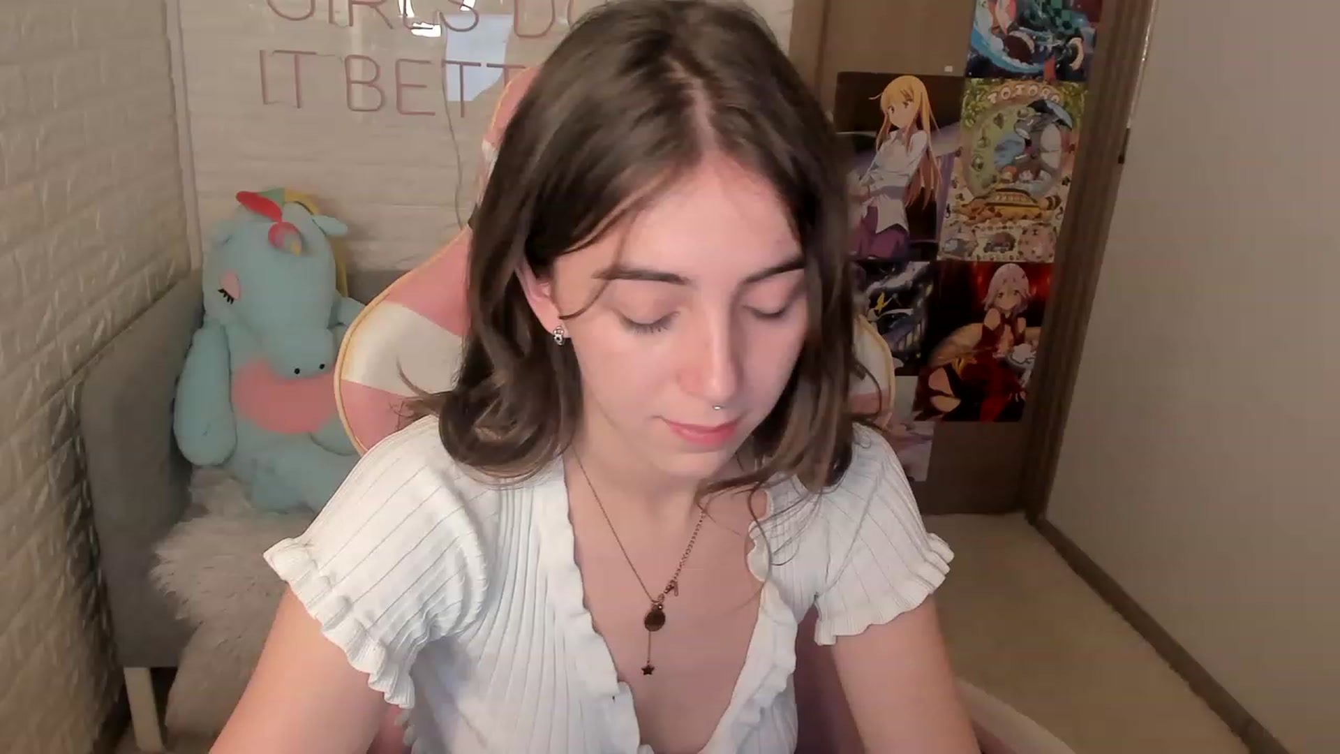 Gallery image thumbnail from ElsaYoung's myfreecams stream on, 12/24/2022, 18:43 image 12 of 20
