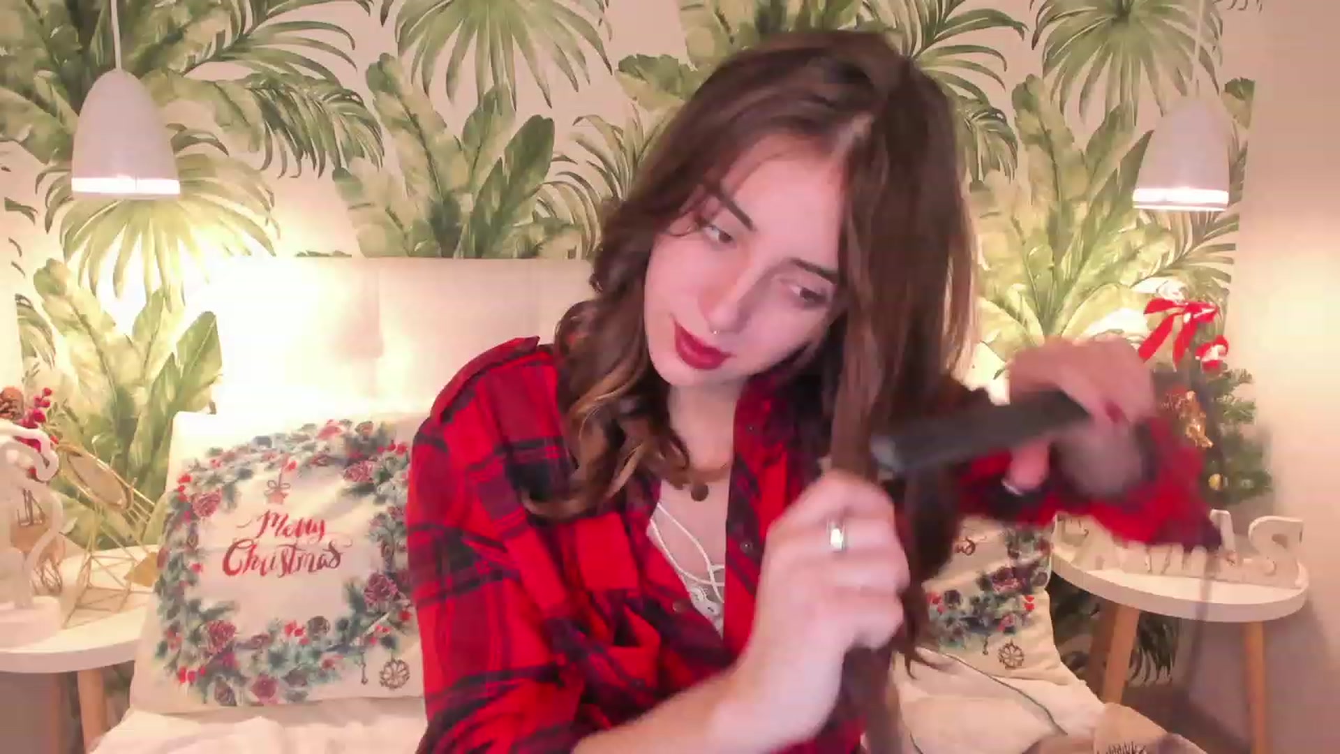 Gallery image thumbnail from ElsaYoung's myfreecams stream on, 12/25/2022, 15:02 image 2 of 20
