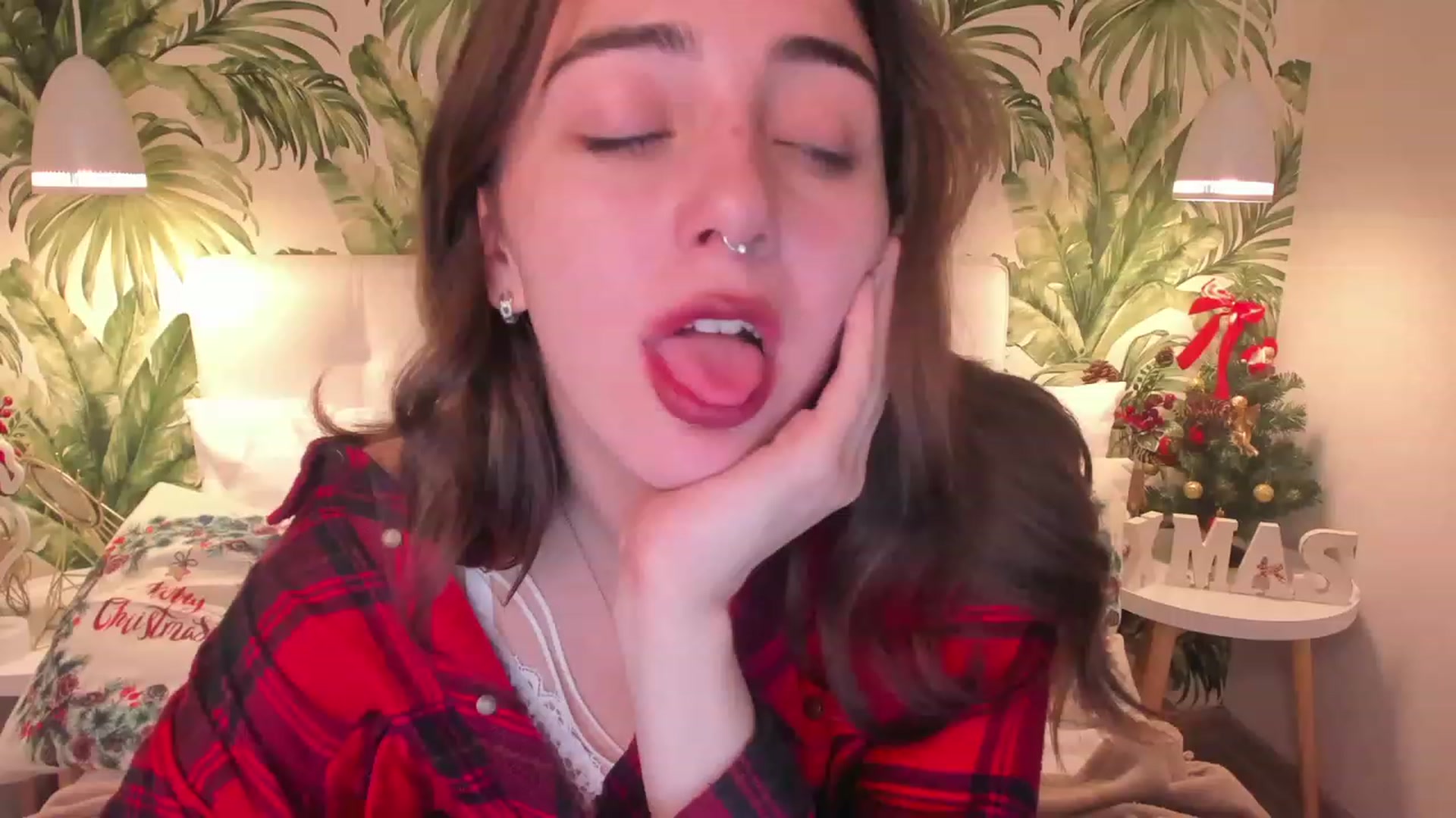 Gallery image thumbnail from ElsaYoung's myfreecams stream on, 12/25/2022, 16:01 image 4 of 20