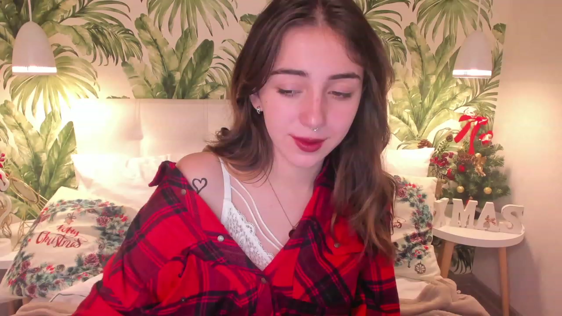 Gallery image thumbnail from ElsaYoung's myfreecams stream on, 12/25/2022, 16:01 image 6 of 20