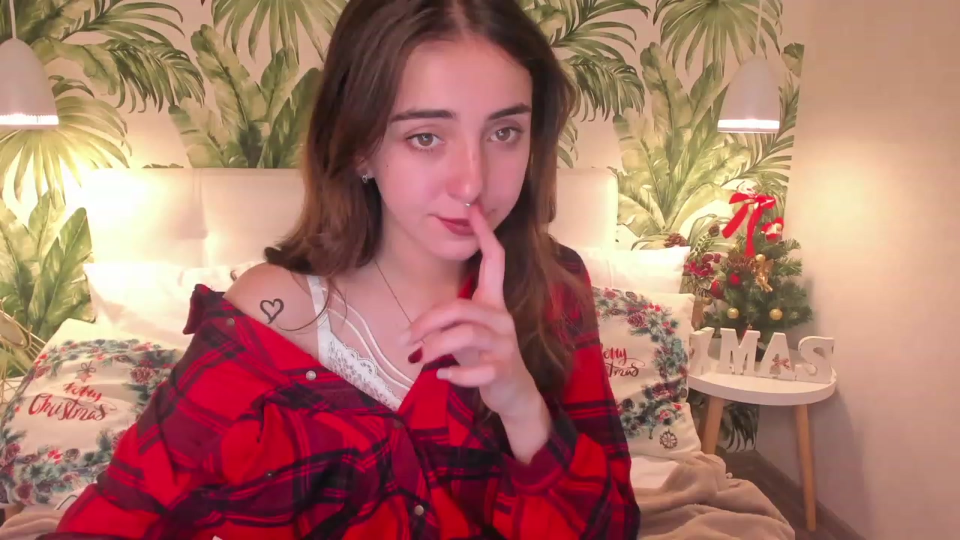 Gallery image thumbnail from ElsaYoung's myfreecams stream on, 12/25/2022, 16:01 image 2 of 20