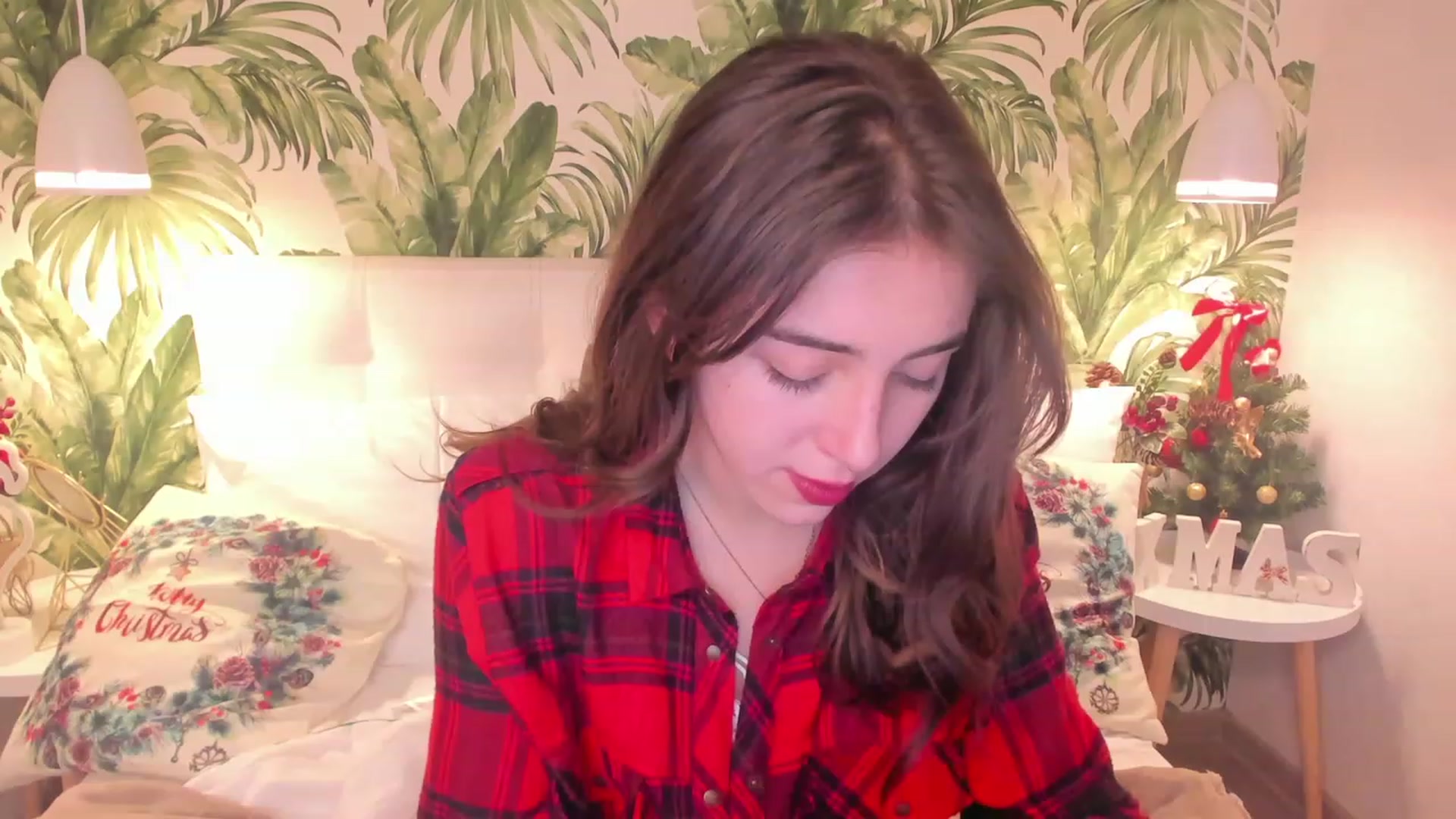 Gallery image thumbnail from ElsaYoung's myfreecams stream on, 12/25/2022, 16:54 image 14 of 20