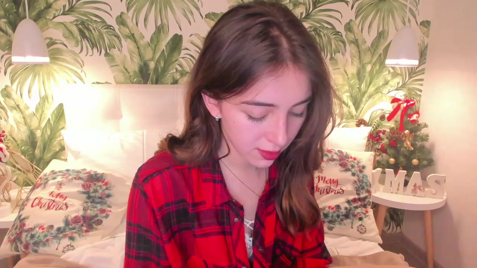 Gallery image thumbnail from ElsaYoung's myfreecams stream on, 12/25/2022, 16:54 image 4 of 20