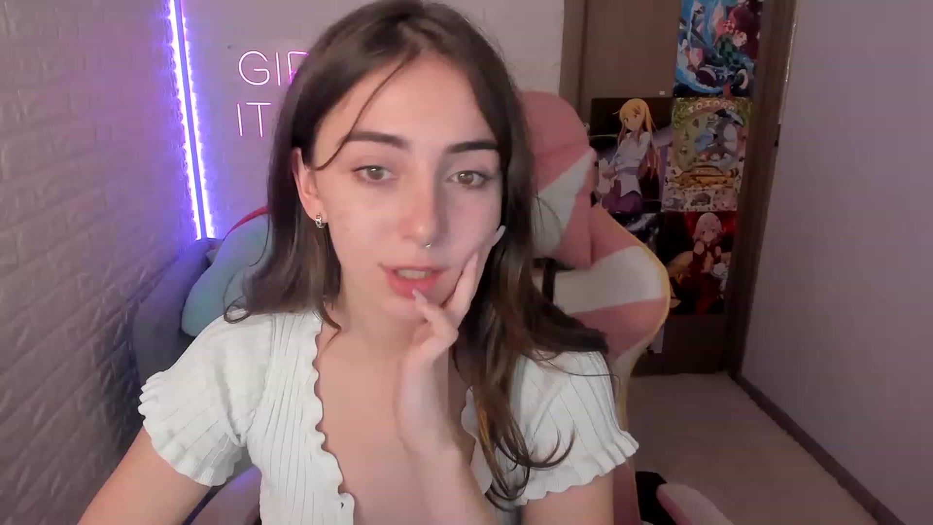 Gallery image thumbnail from ElsaYoung's myfreecams stream on, 12/27/2022, 14:01 image 9 of 20