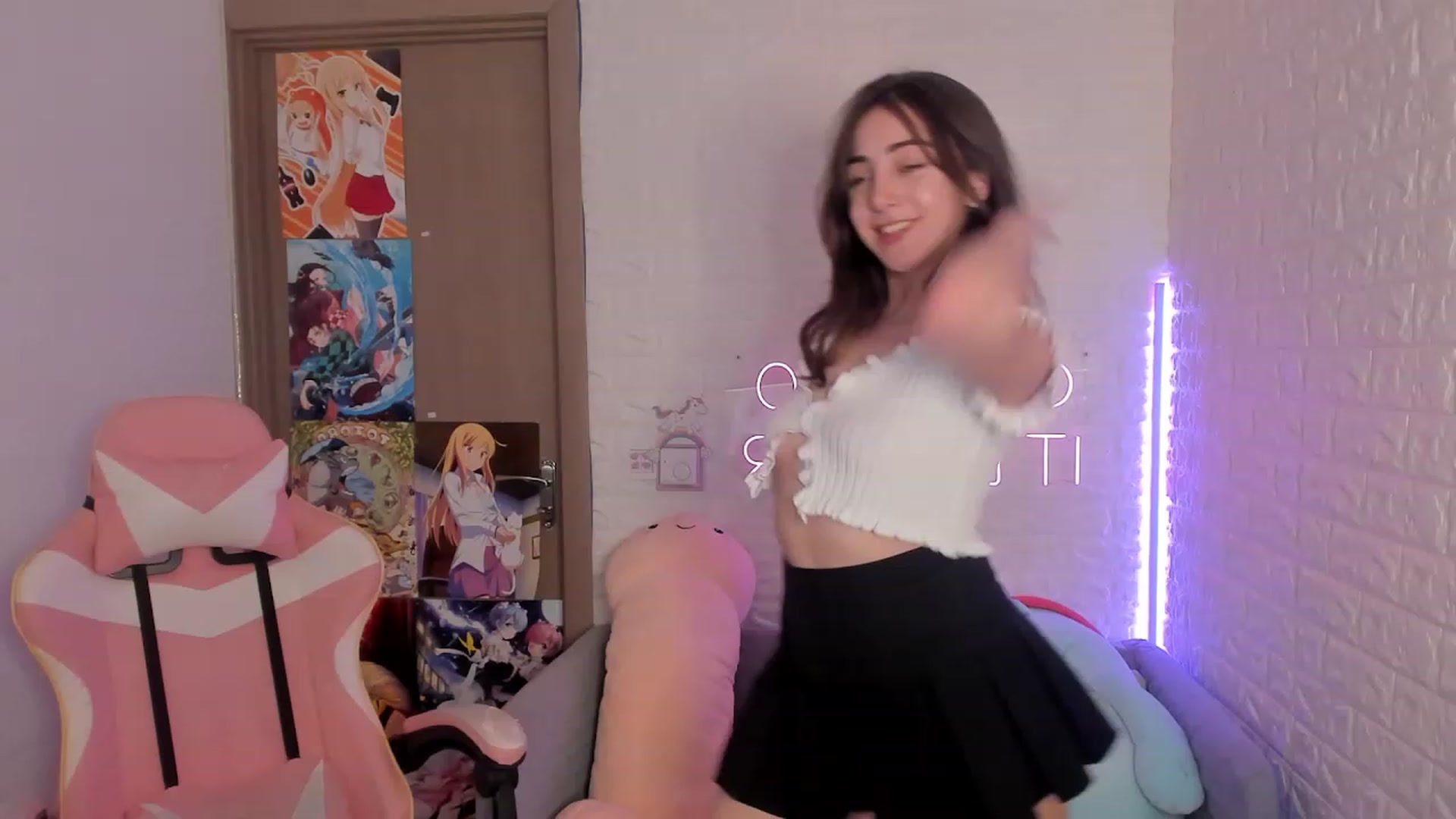 Gallery image thumbnail from ElsaYoung's myfreecams stream on, 12/27/2022, 14:45 image 17 of 20