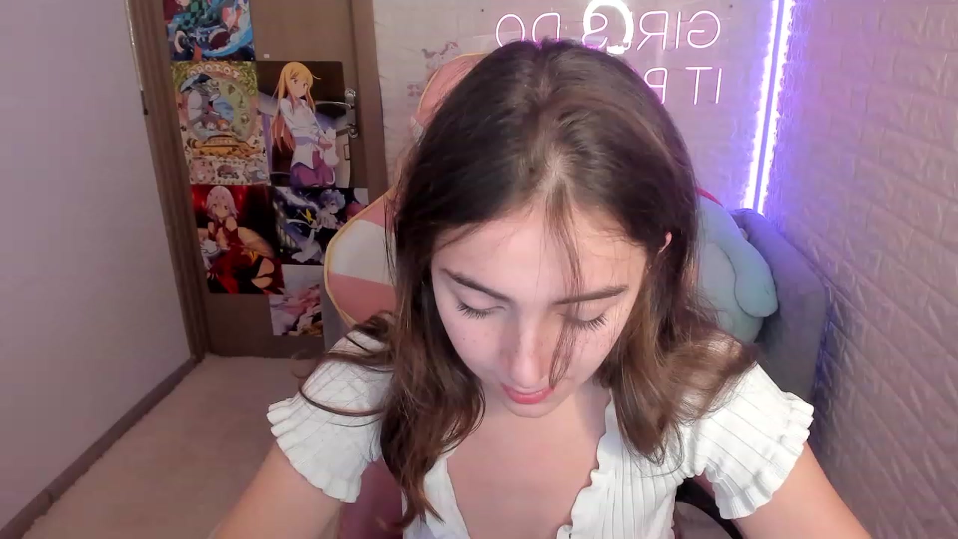 Gallery image thumbnail from ElsaYoung's myfreecams stream on, 12/27/2022, 14:45 image 1 of 20