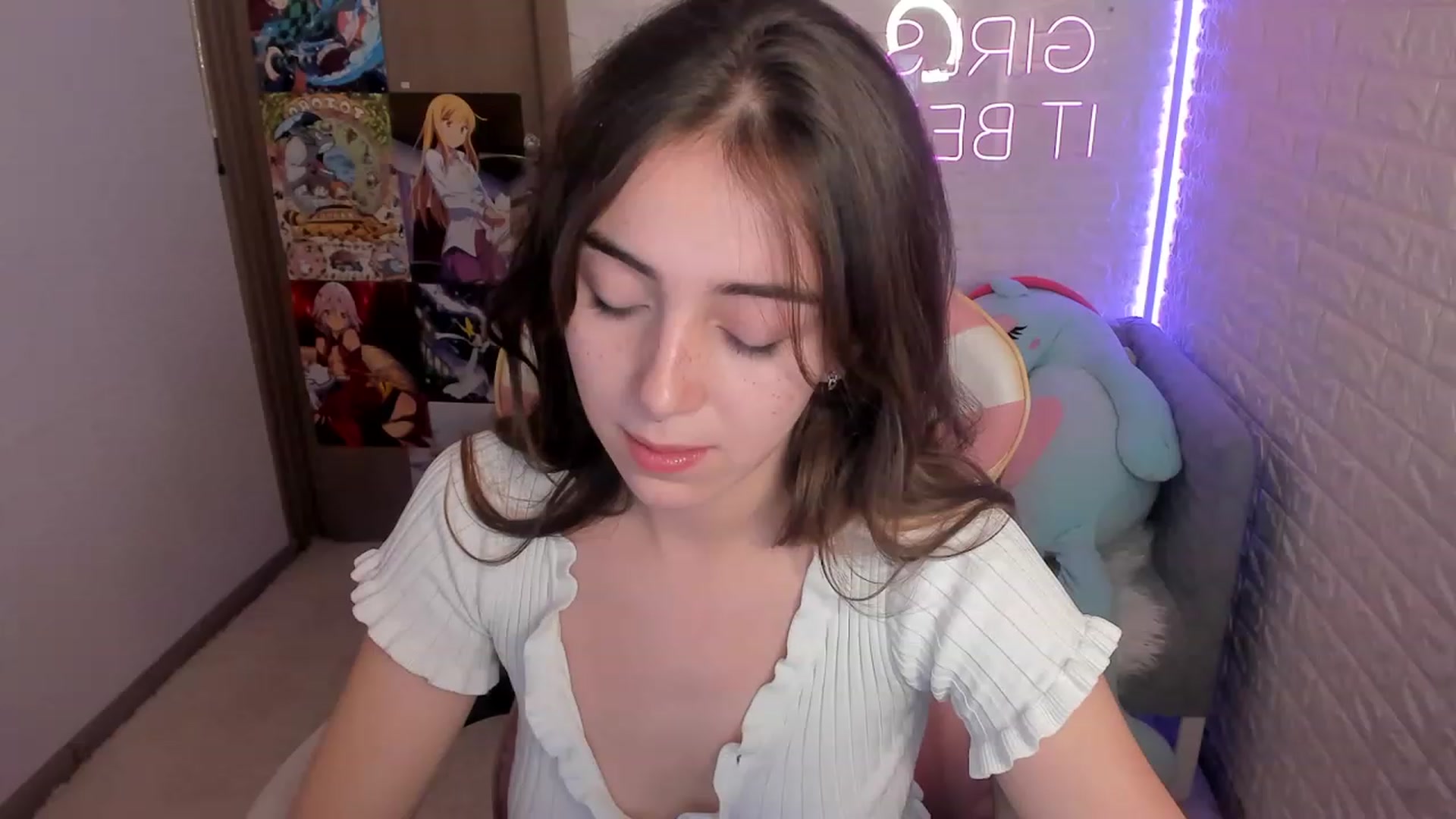 Gallery image thumbnail from ElsaYoung's myfreecams stream on, 12/27/2022, 14:45 image 6 of 20