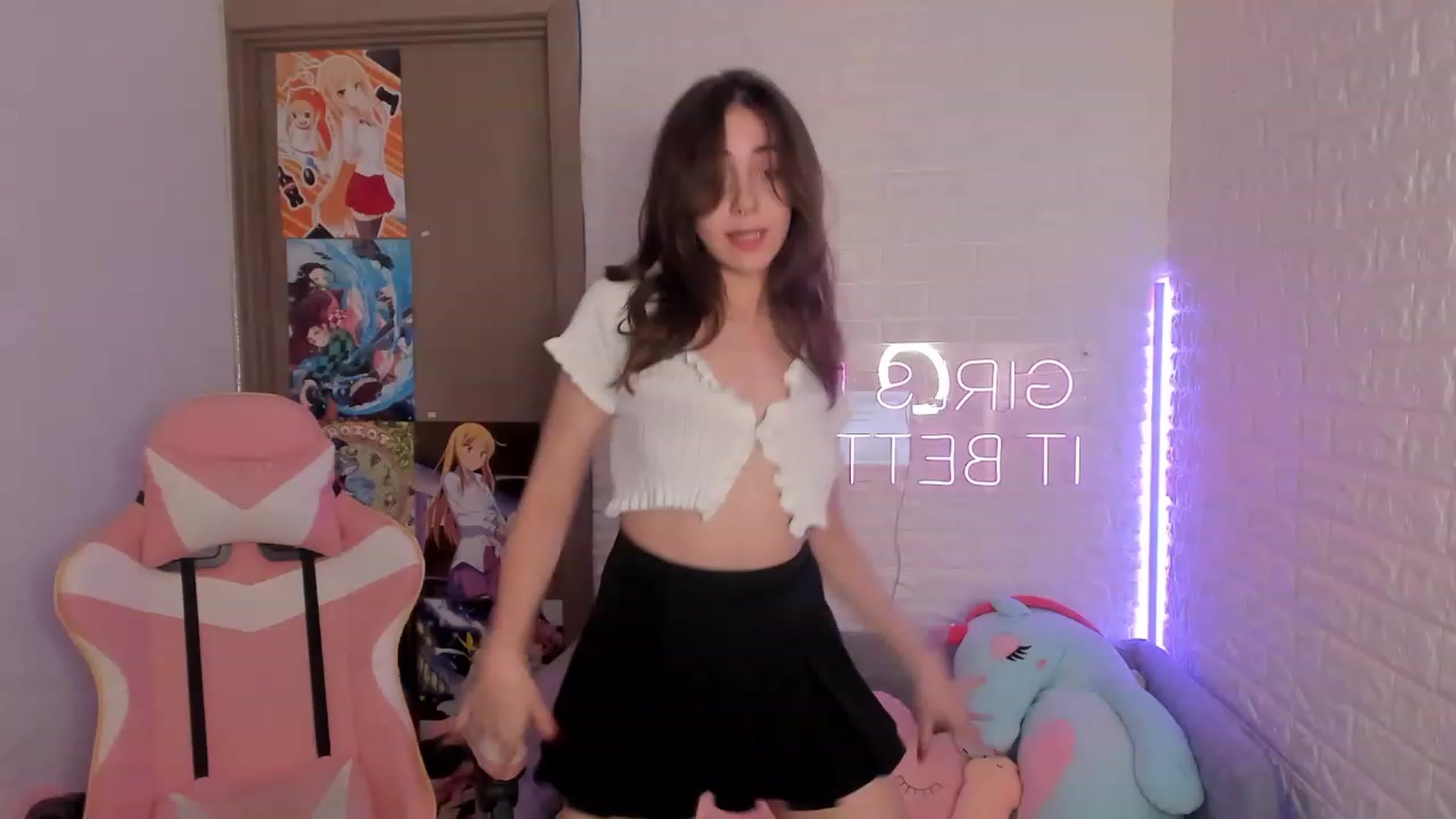 Gallery image thumbnail from ElsaYoung's myfreecams stream on, 12/27/2022, 14:45 image 12 of 20