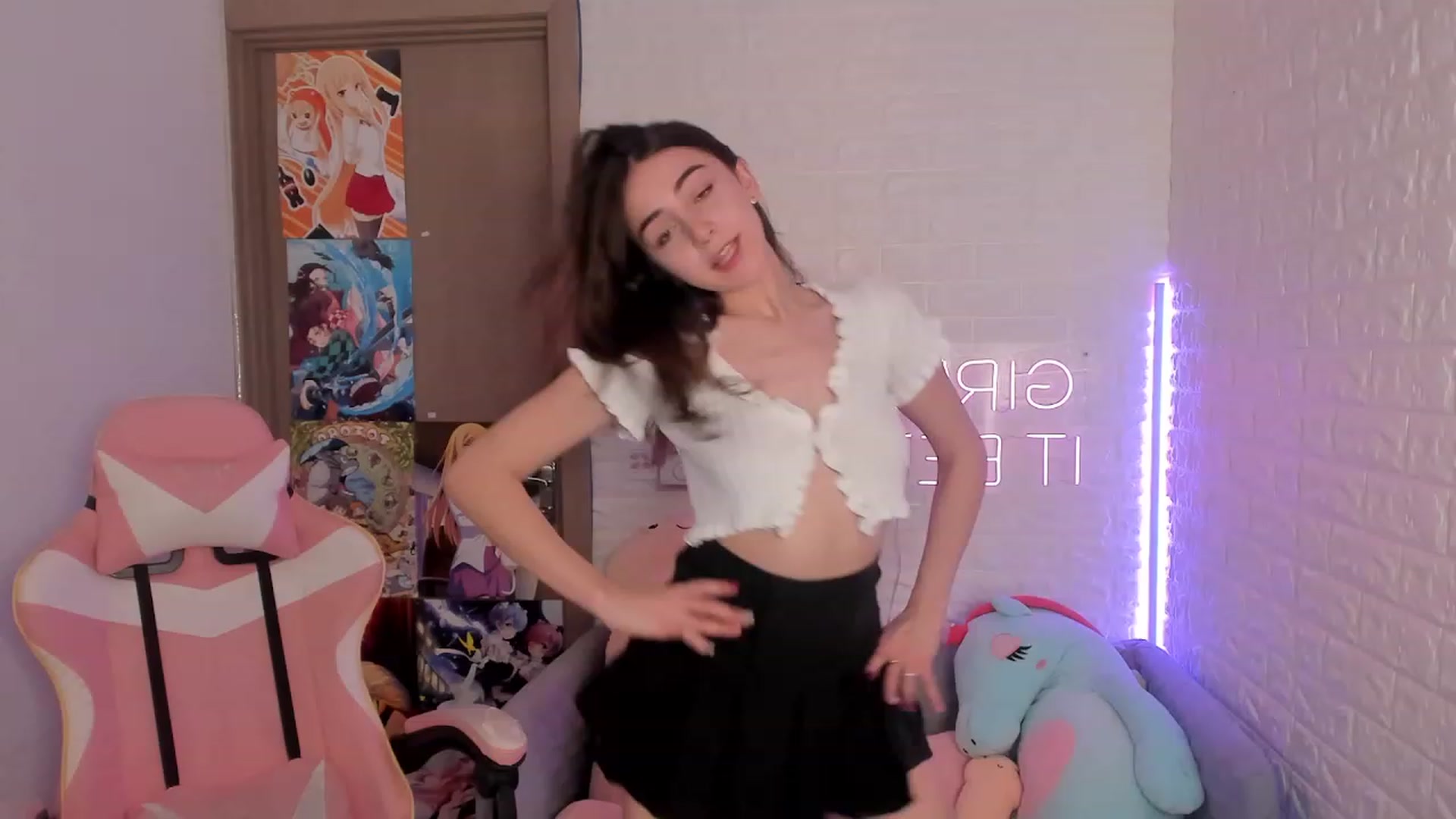 Gallery image thumbnail from ElsaYoung's myfreecams stream on, 12/27/2022, 14:45 image 16 of 20