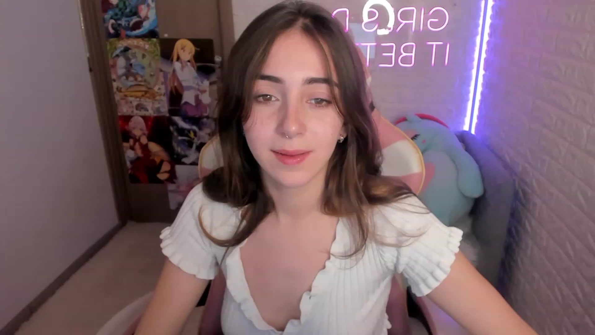 Gallery image thumbnail from ElsaYoung's myfreecams stream on, 12/27/2022, 14:45 image 10 of 20
