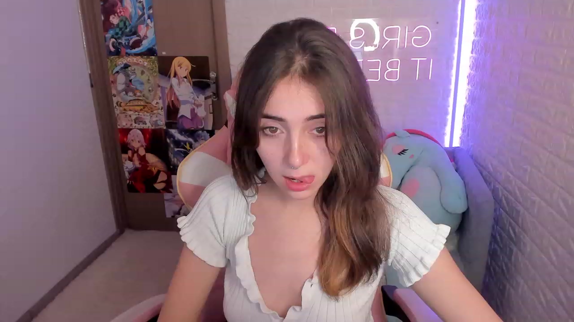 Gallery image thumbnail from ElsaYoung's myfreecams stream on, 12/27/2022, 16:04 image 3 of 20