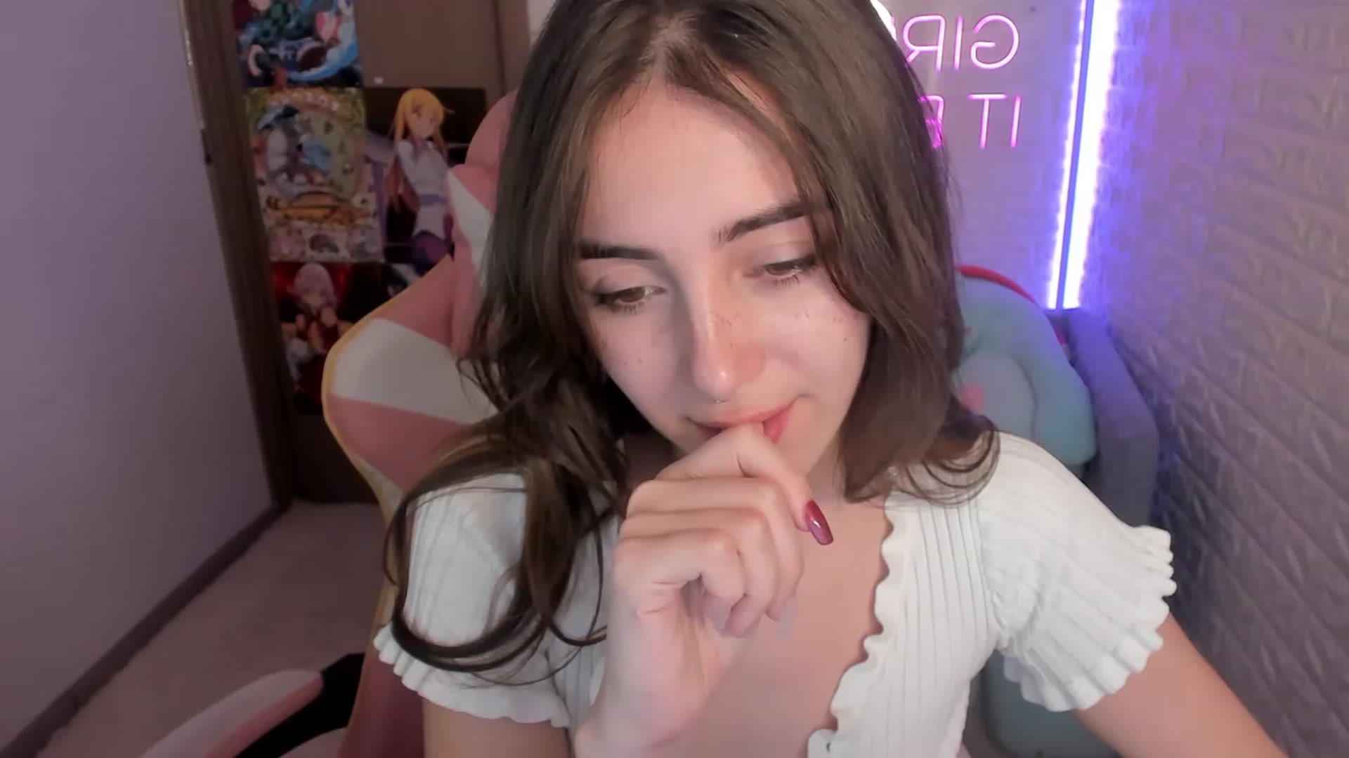 Gallery image thumbnail from ElsaYoung's myfreecams stream on, 12/27/2022, 16:32 image 15 of 20