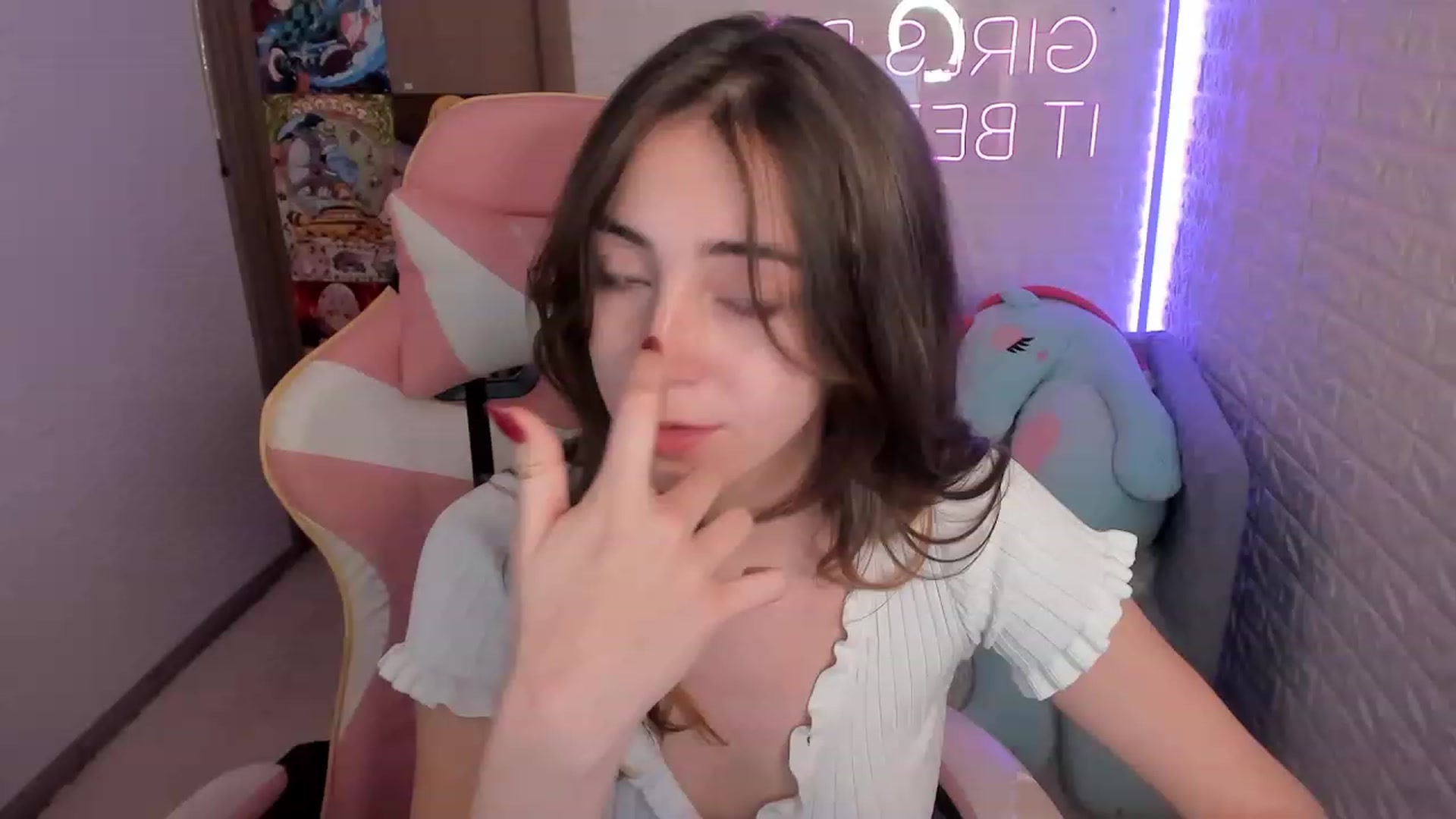 Gallery image thumbnail from ElsaYoung's myfreecams stream on, 12/27/2022, 16:32 image 7 of 20