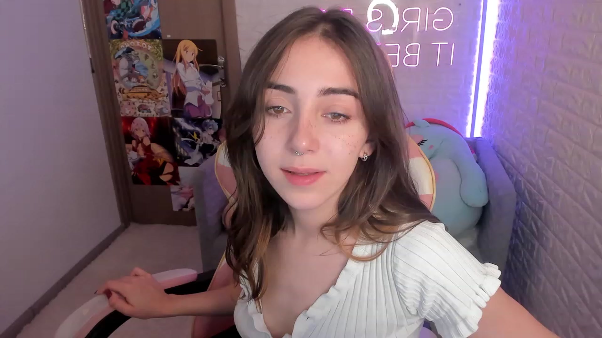 Gallery image thumbnail from ElsaYoung's myfreecams stream on, 12/27/2022, 16:32 image 6 of 20
