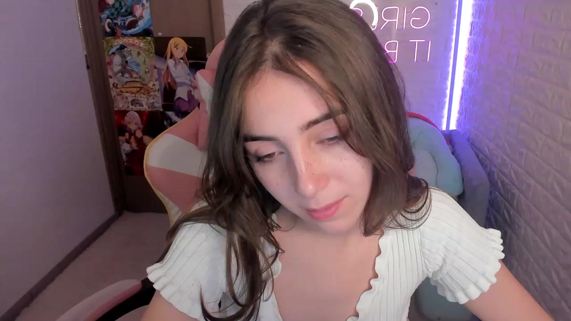 Gallery image thumbnail from ElsaYoung's myfreecams stream on, 12/27/2022, 16:32 image 16 of 20