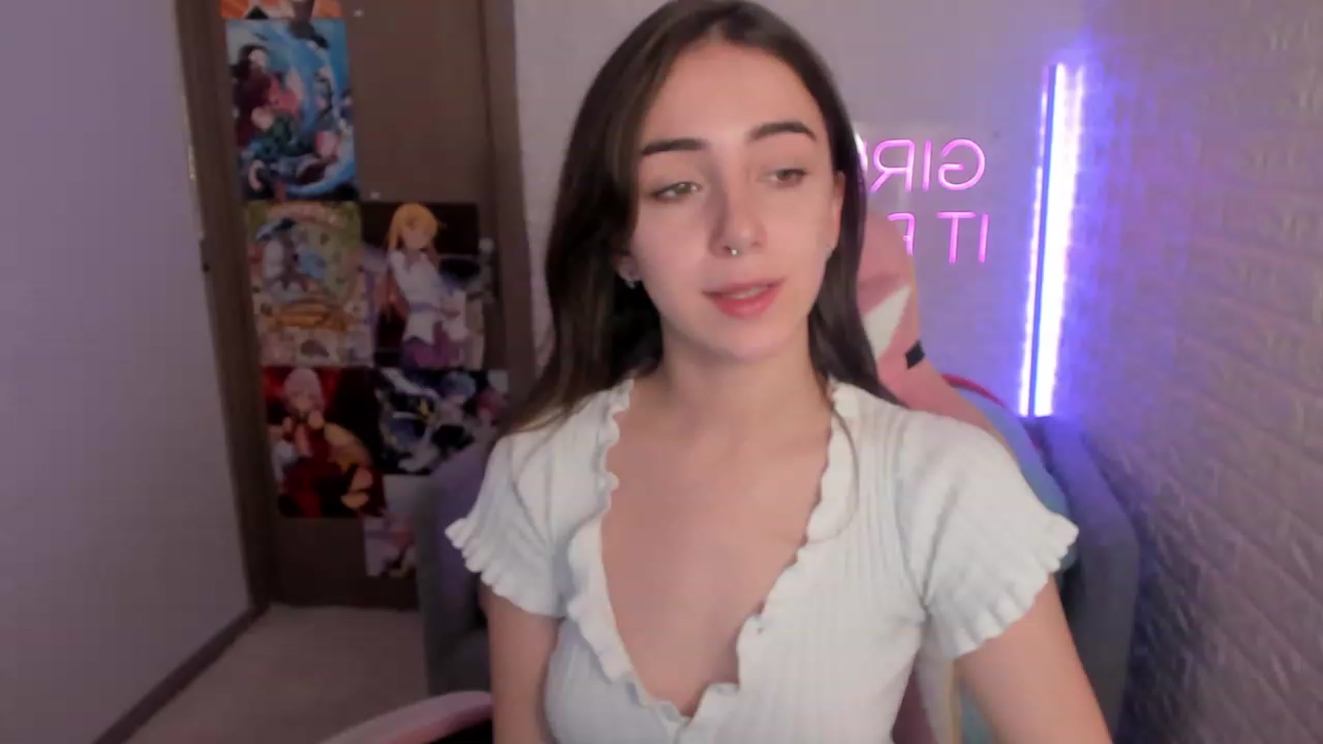 Gallery image thumbnail from ElsaYoung's myfreecams stream on, 12/27/2022, 17:44 image 4 of 20